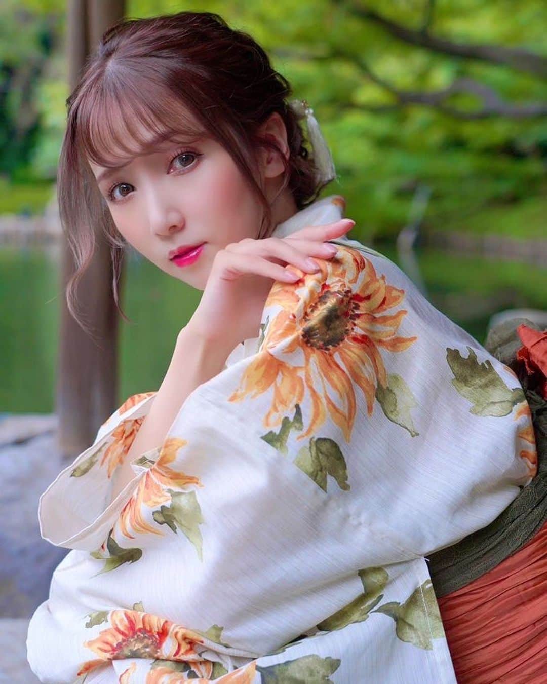 友田彩也香のインスタグラム：「今年も浴衣着れたよ🫧🌻 ⁡ 似合ってるかなー？🥺♡」