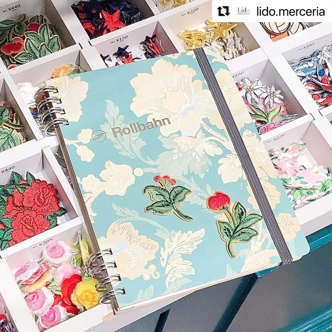 堤信子のインスタグラム：「#Repost @lido.merceria with @use.repost ・・・ . 【Lido POP UP STORE Smith 東京ミッドタウン日比谷】  旅するロルバーンとワッペン。こちらはウォールペーパー柄。ウォールペーパーをカットしてLidoロルバーンを作っている身としては推したい1品。とても素敵な柄です✨  会期も残りわずかです。 日比谷周辺にお越しの際はぜひお立ち寄りください。  Lido POP UP STORE ■2023年8月9日（水）～ 2023年9月5日（火） ■Smith 東京ミッドタウン日比谷 ■TEL　03-6550-8343 ■営業時間　11:00-20:00  #リド #スミス東京ミッドタウン日比谷 #東京ミッドタウン日比谷 #日比谷 #デルフォニックス  #Lidoロルバーン #ロルバーン #旅するロルバーン #ワッペン #リボン #ボタン #手芸屋 #Lido #Lidomerceria #Smith #wappen #patch #ribbon #button #handmade #DELFONICS #deadstock #Rollbahn #wallpaper」