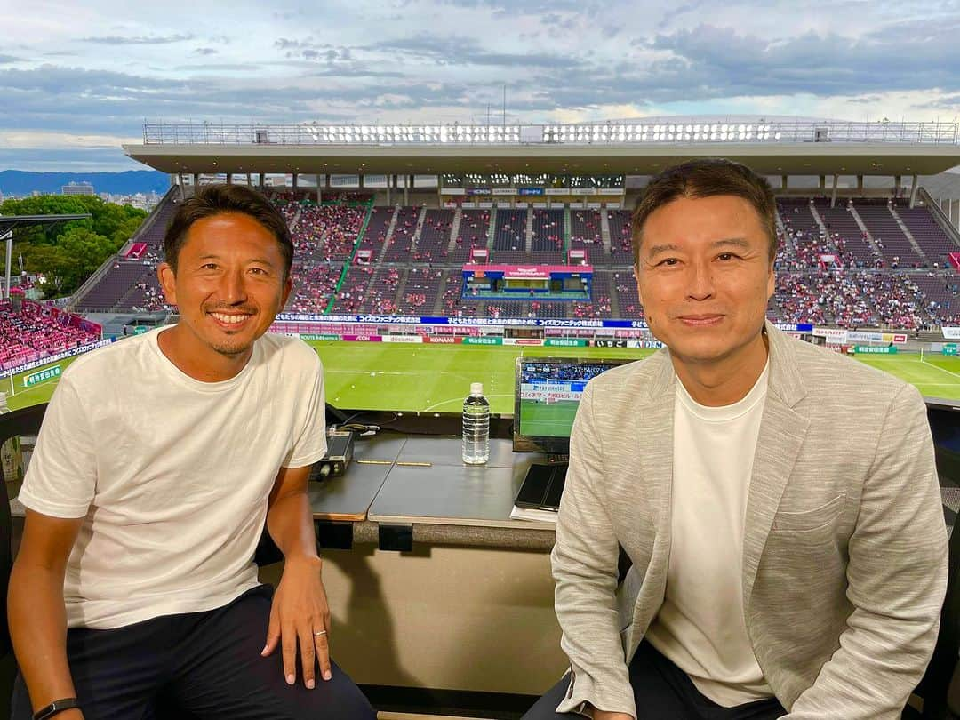 橋本英郎さんのインスタグラム写真 - (橋本英郎Instagram)「【🎙️セレッソ大阪-川崎フロンターレの解説を終えて】  🌸  #セレッソ大阪 は後半から出た選手が活躍するなど、勢いの継続性が感じられるチーム状況でした。両サイドから様々な仕掛けをできるなど、攻撃の手札が非常に多く、チームとしての底力の強さを感じる試合展開でした！  🐬 #川崎フロンターレ は連戦での疲労と明らかに難しいゲームの中、前半はうまく耐えることができました。後半セレッソのギアアップに体力的に追いつけなかったのは仕方ない部分もありますが、失点を重ねる中でチームとしての意思統一に迷いが見えたのは改善ポイントかもしれません。シュート数は勝ってたというポジティブな数字もあるので、下を向かずに頑張り続けることが大切です！  解説を聴いていただいた方々、ありがとうございました！！！  #サッカー  #サッカー選手  #サッカー少年  #サッカー観戦  #サッカー部  #サッカースクール  #サッカー日本代表  #jリーグ  #ｊリーグ  #jリーグ好きな人と繋がりたい  #dazn  #解説  #橋本英郎」9月3日 22時12分 - hideohashimoto