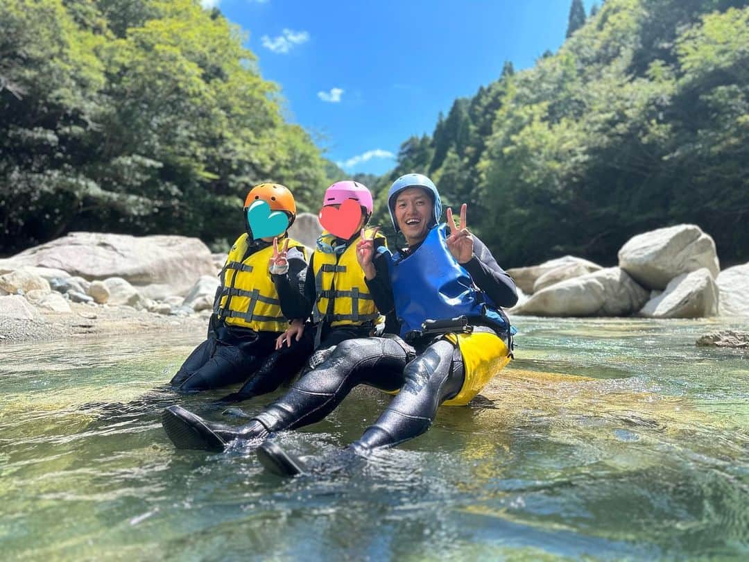 山中真のインスタグラム：「・ 先日大雨でキャンセルになった キャニオニングにリベンジ！  お天気も良くて 水が最高に綺麗で。  川に流されて 飛び込みもして 写真も撮ってくれて 大満足！  また別の場所でも キャニオニング行きたいって♪  #滋賀県　#神崎川」