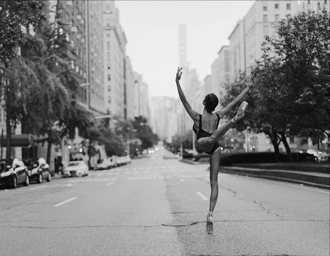 ballerina projectのインスタグラム：「𝐊𝐚𝐭𝐢𝐞 𝐁𝐨𝐫𝐞𝐧 on Park Avenue in New York City. 🍎  @katieboren1 #katieboren #ballerinaproject #parkavenue #newyorkcity #ballerina #ballet #dance   Ballerina Project 𝗹𝗮𝗿𝗴𝗲 𝗳𝗼𝗿𝗺𝗮𝘁 𝗹𝗶𝗺𝗶𝘁𝗲𝗱 𝗲𝗱𝘁𝗶𝗼𝗻 𝗽𝗿𝗶𝗻𝘁𝘀 and 𝗜𝗻𝘀𝘁𝗮𝘅 𝗰𝗼𝗹𝗹𝗲𝗰𝘁𝗶𝗼𝗻𝘀 on sale in our Etsy store. Link is located in our bio.  𝙎𝙪𝙗𝙨𝙘𝙧𝙞𝙗𝙚 to the 𝐁𝐚𝐥𝐥𝐞𝐫𝐢𝐧𝐚 𝐏𝐫𝐨𝐣𝐞𝐜𝐭 on Instagram to have access to exclusive and never seen before content. 🩰」
