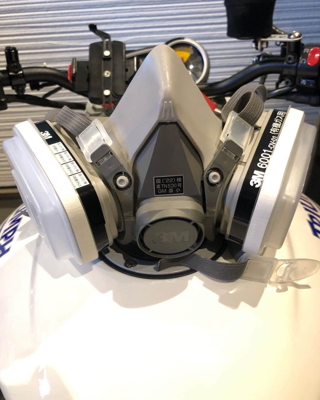 KIYOさんのインスタグラム写真 - (KIYOInstagram)「塗装作業用に入手した3Mの防毒マスクが想像以上にカッコよかったのでフライトヘルメットと組み合わせてみた😆wwこの装備でエースコンバットとかプレイしてみるwww  #3M #3m6000series #3m6000respirator #respirator #gasmask #F14tomcat #vf84 #flighthelmet #topgun #maverick #avigeek #toystagram #vf84jollyrogers  #thefinalcountdown #macross #robotech #anime #royfocker #valkyrie #フライトヘルメット #マクロス #ロイフォッカー #トムキャット #トップガン #バルキリー #防毒マスク #ガスマスク #マーベリック #ガレージライフ」9月3日 22時18分 - kiriko009