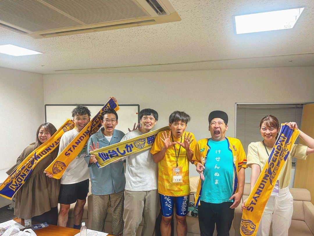 駆け抜けて軽トラのインスタグラム：「今日は、ベガルタ仙台さんのイベントステージに出演してきました⚽️🔥  TCクラクションさん、本多スイミングスクールさん、けせんぬまペイさん、仙台放送の西ノ入アナウンサーとご一緒しました！🎙️  おんぶのネタで、小野島さんのメガネは完全に変な方向に曲がっていましたが、 ステージ盛り上がって良かったです🤝 みてくださったみなさん、声かけてくれたみなさん、ありがとうございました‼️‼️  ベガルタ仙台応援してます⚽️  #ベガルタ仙台  #宮城県 #仙台市 #サッカー  #2枚目 #ユアテックスタジアム仙台  #サッカー少年の #眼差し #これまだ #メガネ壊れる前」