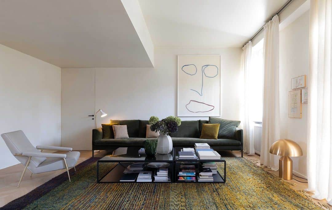 のインスタグラム：「It’s a family affair! When Giovanni Molteni, vice president of @molteniandc, set out to decorate his Milan home, he called on some family connections. Vincent Van Duysen (@vincentvanduysen), the brand’s creative director, designed the interiors, and many of the furnishings—like the Gio Point armchair and Ron Gilad cocktail tables pictured here—are from Molteni&C. “I wanted to create a family townhouse in a style that was both conservative and informal,” says the Belgian architect of the process.  Click the link in bio to tour the light-filled Milan apartment, as seen in the April 2023 Issue of @elledecorationfr. Written by @yotse. Translated by @sofia_quintero. Photographed by @max_zambelli.」