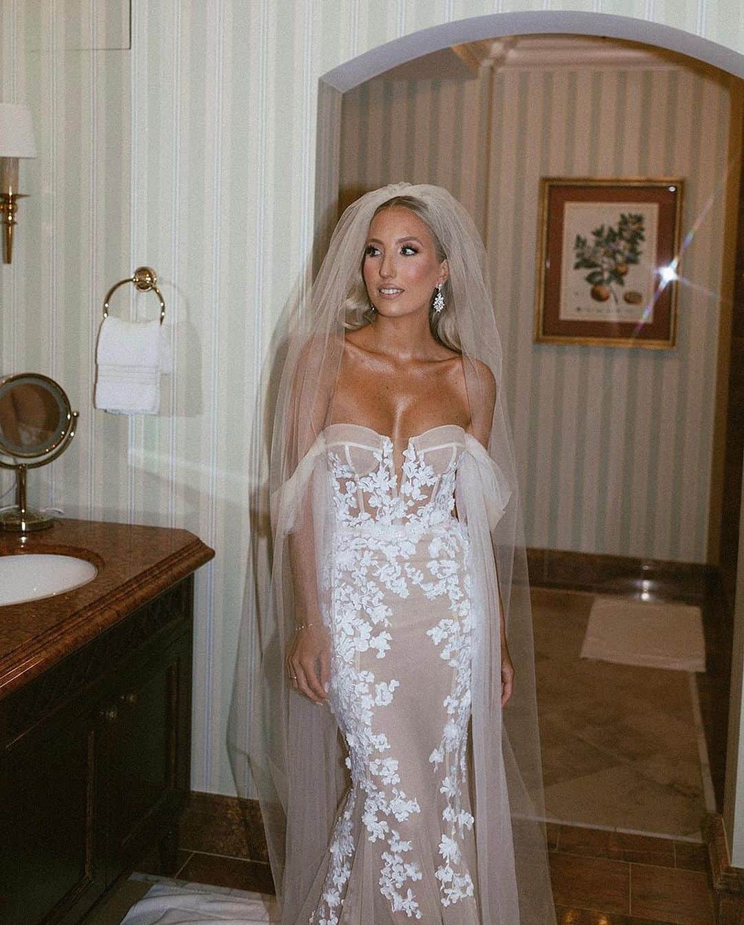 BERTAのインスタグラム：「Privée chic ♥ #PriveeBride @mirrormirrorontheblog @bertaprivee」