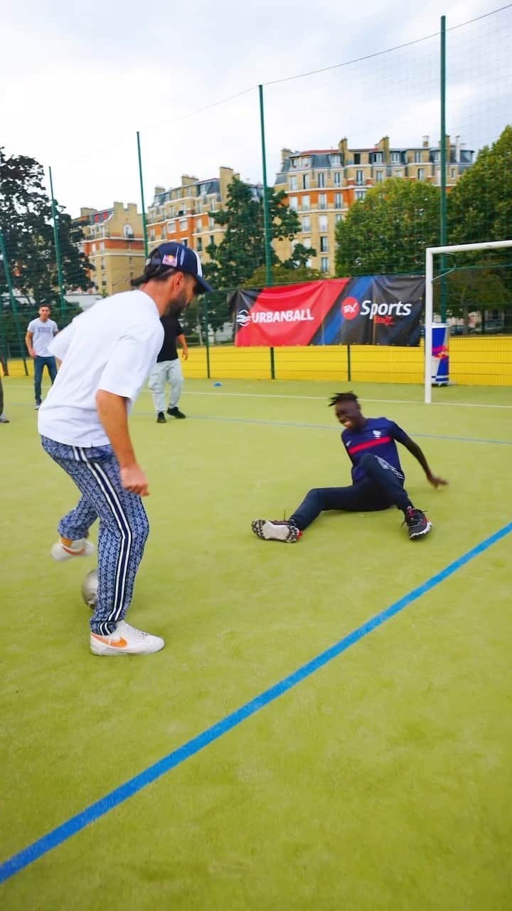 ショーン・ガルニエのインスタグラム：「Bros leg just gave up💀🔥 UBF FRANCE IS GETTING CRAZIER🇫🇷🔥🔥🔥  #seangarnier #urbanball #freestyle #skills #nutmeg #viral #football」