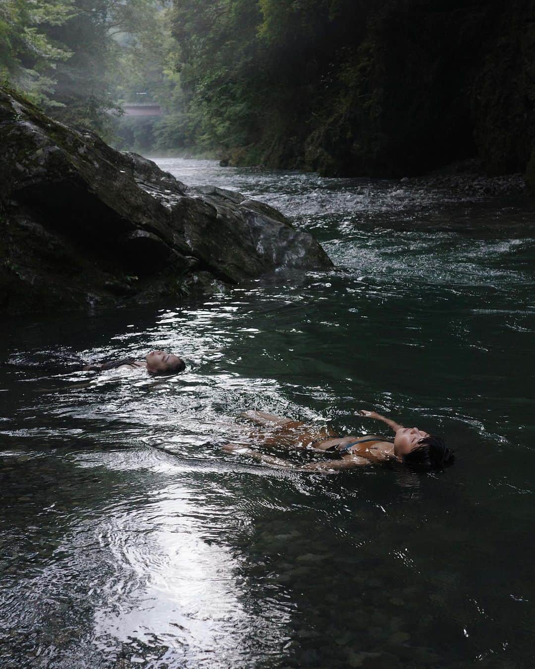 安藤百花さんのインスタグラム写真 - (安藤百花Instagram)「霧の中泳いだ日  友人たちが美味しいもの食べさせてくれたり 素敵な石の贈り物を見繕ってくれて すごく嬉しかった1日。」9月3日 22時23分 - momoka_031