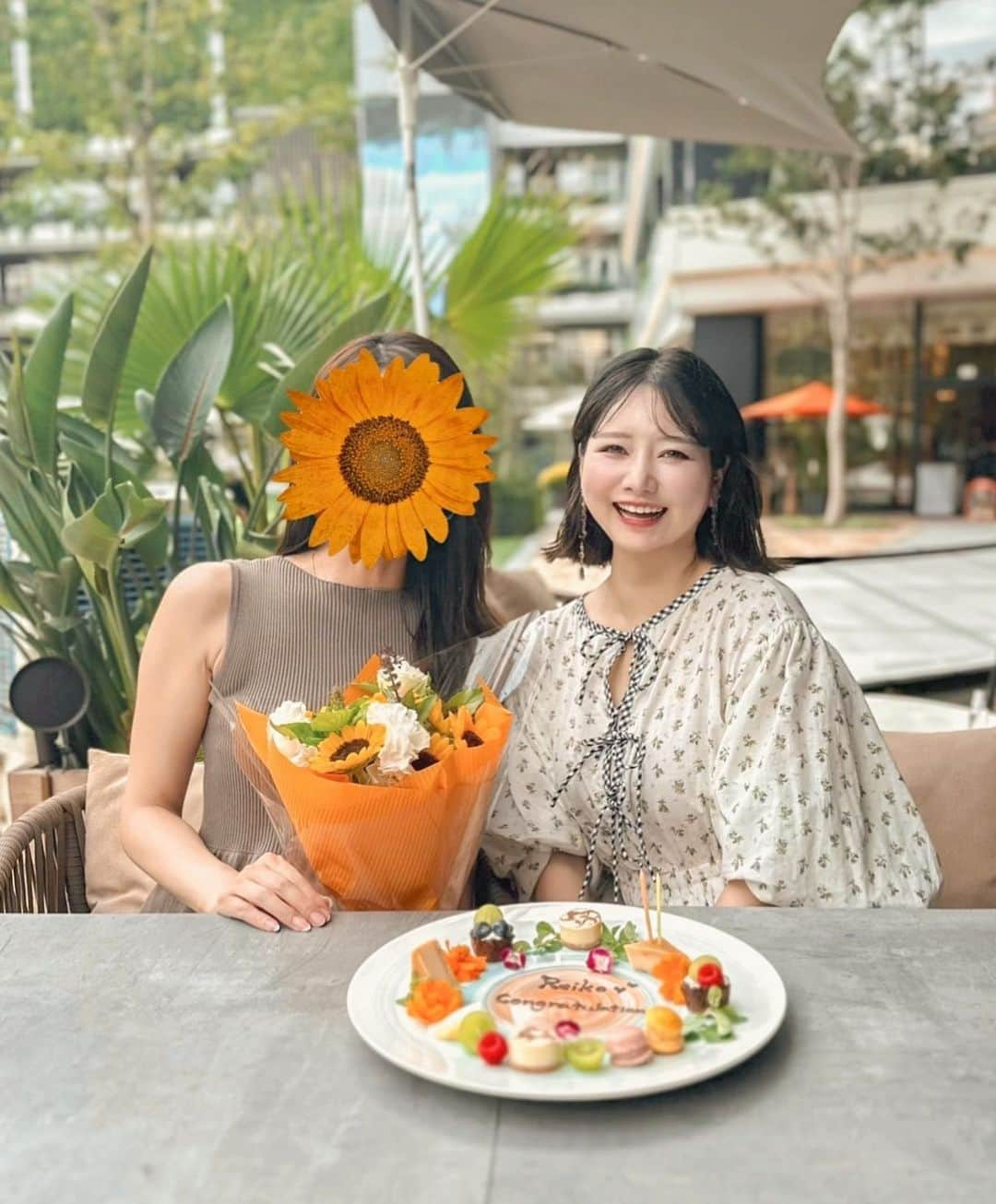 石橋あこさんのインスタグラム写真 - (石橋あこInstagram)「親友のお祝い🥂🌻🌻🌻  　  　 #福岡カフェ#福岡大名ガーデンシティ #天神カフェ#福岡バースデープレート」9月3日 22時24分 - acococo120