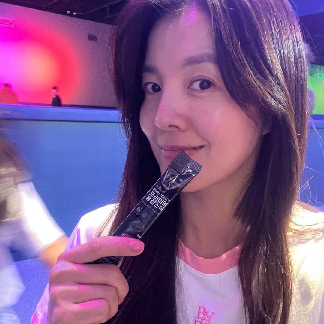 キム・ソンウンのインスタグラム：「다들 육퇴하셨나요?! 주말엔 아이들과 신나게 놀아주느라 인스타할 시간도 없는거 같아요~~ 이제 육퇴하고 드뎌 저만의 시간입니다^^  요즘 주변에 감기 걸린 사람이 왜이렇게 많은지… 정말 평소에 미리미리 건강을 챙기지 않으면 한번 아플때 크게 아프는거 같아요~~ 저는 홍삼 꾸준하게 먹은지 6개월은 되어 가는데요 정말 감기한번 안걸렸어요👍🏻 (찐후기) 아이들이 감기걸리면 항상 옮았거든요 (그만큼 면역력이 떨어져있으니 같이 아팠던거 같아요🥲)  홍삼을 매일 꾸준하게 먹었더니 정말 면역력이 좋아진건지 피곤함도 많이 사라지고 아프지도 않더라구요! 꼭 아프고 나서 뭘 챙겨먹게 되는데 아프기전에 평소에 몸에 좋은거 꾸준하게 먹는게 중요한거 같아요  📍홍삼이 감기 예방에 도움을 준다는 연구 결과   1️⃣면역력 강화: 홍삼 성분이 면역계를 강화하고 바이러스, 박테리아로부터 보호, 감기 증상 완화에 도움  2️⃣염증 감소: 염증 반응을 줄여 감기 증상을 완화  3️⃣피로 회복: 감기로 인한 피로와 기운 없음을 완화  🌿홍삼은 이 밖에도 정말 많은 효능을 가진 수 천년에 걸쳐 우리 조상들의 지혜와 노하우가 담긴 꼭 먹어야하는 건기식 중 하나예요.  이번 기회에 홍삼에 대해 제대로 설명해드릴게요. 꼭 “좋은 홍삼, 진짜 홍삼”으로 선택해서 드세요💚  먼저 먹어볼게요 이벤트 참여하신 분들 선정해서 체험팩 보내드릴게요~  포웰니스 공식계정에서 디엠 보내드리면 주소 알려주세요!   @jmmom_ym @pig9333 @luv_jj_vely @hyoriii_lv57 @333ssso @maria_kyh8282  🌿 포웰니스: 전국지역농협 프리미엄 웰니스 브랜드 🌿  ✔️ 진세노사이드(사포닌) 초고함량 34mg! 일반 제품의 최대 11배, 정관장 에브리타임 대비 5배 높은 함량!  ✔️ 463종 안전성 검사 통과! 국내 최다 안전검사를 통과한 100% 프리미엄 홍삼만을 추출한 제품!  ⭕️포웰니스 홍삼, 품질과 안전성에서 타협없이! 💪 ⭕️그래서 정말 맘에 드는 제품!  🤍내일 10시에 오픈할게요~   🤎선착순 30분께는 전북인삼농협의 최고급 수삼도 함께 드려요🤭  내일 만나요^^」