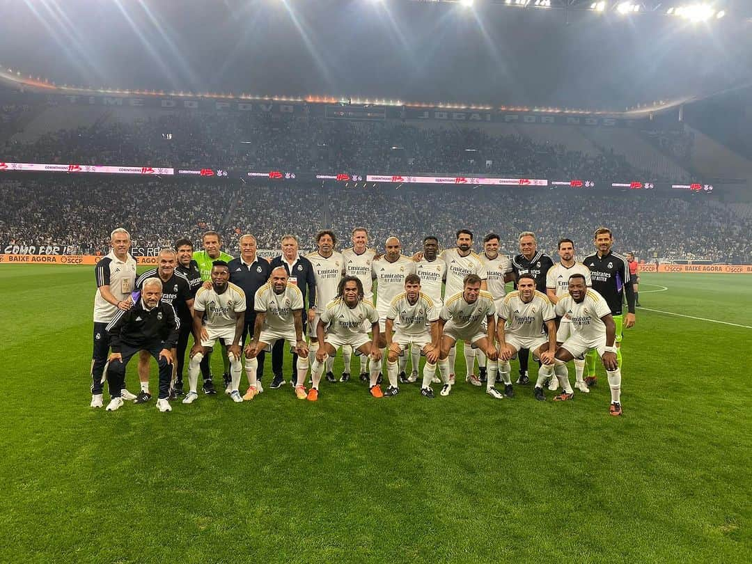 アルバノ・ビサーリのインスタグラム：「Feliz, afortunado y agradecido de haber participado en otro partido con ex compañeros y amigos del @realmadrid. Esta vez en Brasil contra el @corinthians representando a la @fundacion.realmadrid. Fútbol y amigos, combinación perfecta.」