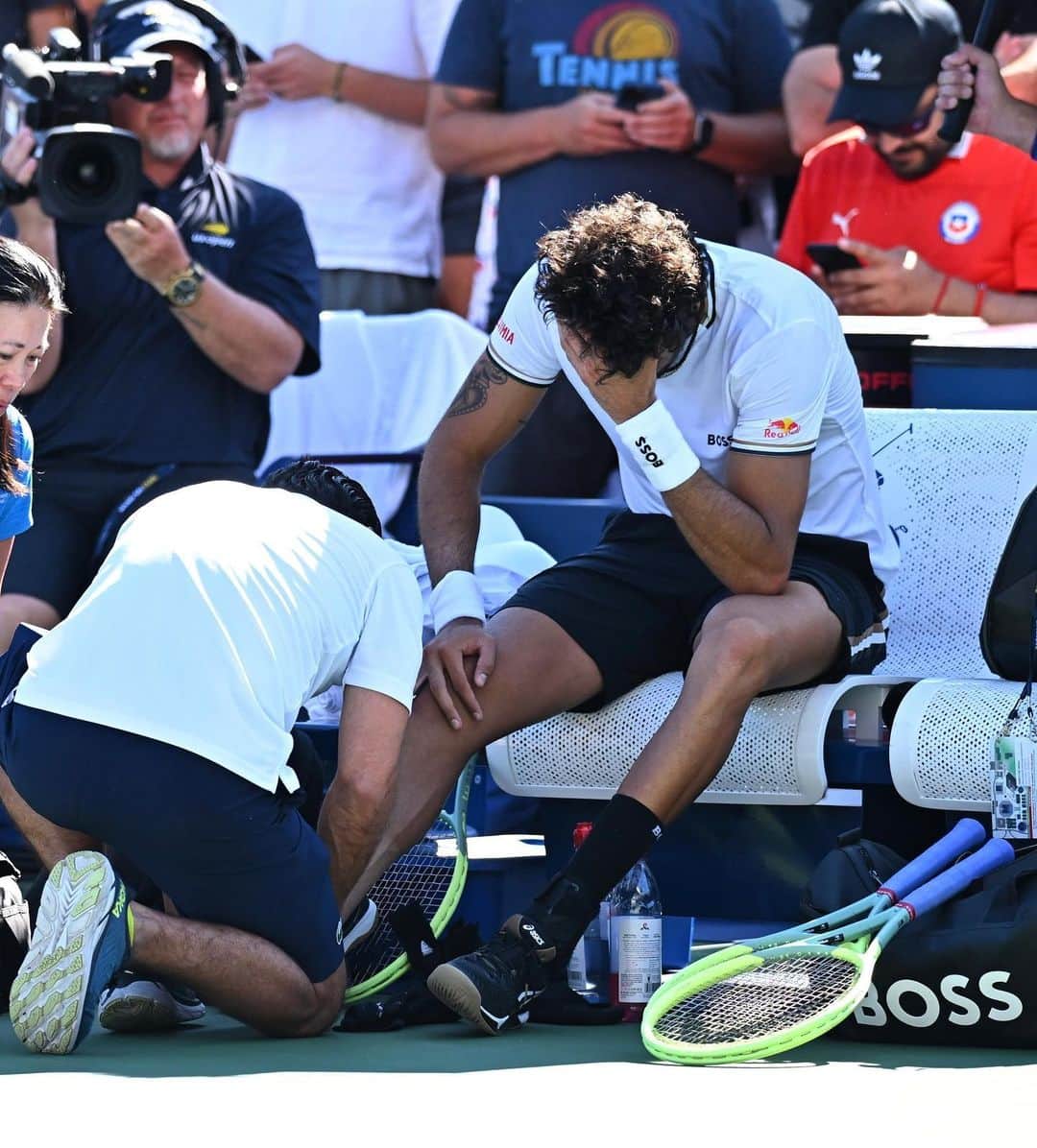 マッテオ・ベレッティーニのインスタグラム：「Certainly not the way I hoped my US Open would end.  I have been working closely with medical experts since I left the court. We are now waiting for scan results to determine the best next steps. Thank you very much for all the kind messages. I will provide a further update soon. 🙏🔨」