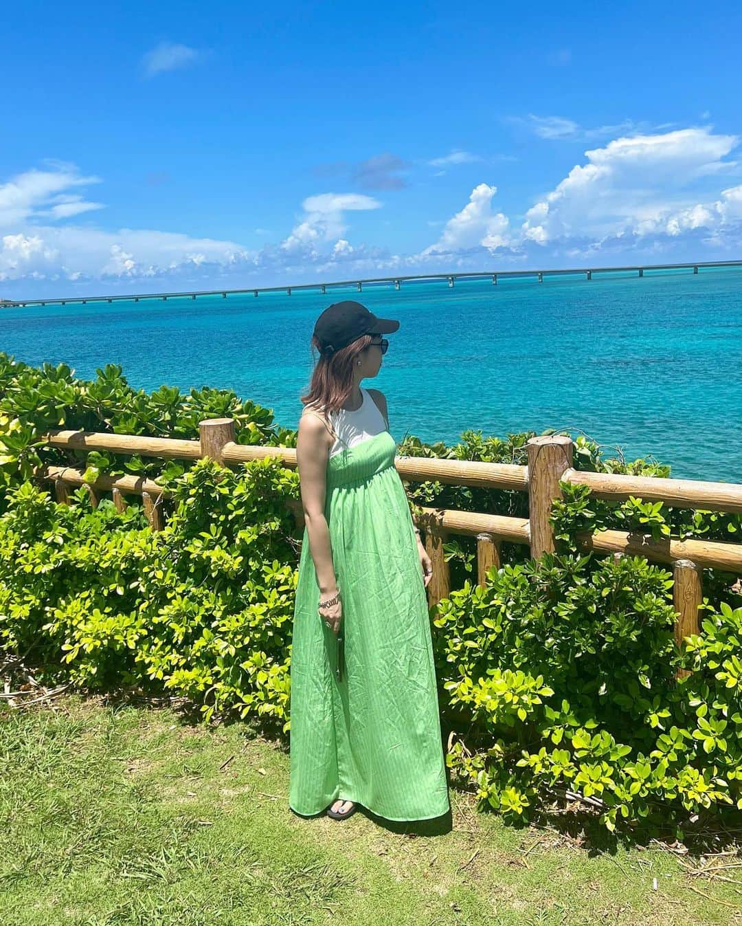 katomari. カトマリのインスタグラム：「宮古島振り返り🌴 色々とバタバタで今更ですみません。。笑  まずは1日目ハイライト🏊‍♀️ 人気のガーリックシュリンプ食べに行って、 海見てお宿のプールでくつろいだ日。  初めての宮古島は、 ゆったりした時間が流れていた〜。 静かな浜辺で波の音聞いてるだけで 心が浄化されますね。 贅沢な時間だった。。  海が綺麗なのは当たり前だけど 本島よりもさらに透明度が高い気がする🏖  着てるワンピは @zara  水着は @lepidos_swimwear  です🩱♡  #宮古島旅行 #宮古島 #沖縄コーデ  #沖縄旅行 #夏コーデ #キャップコーデ #ワンピースコーデ #キャミワンピ #キャミワンピース #旅行コーデ」