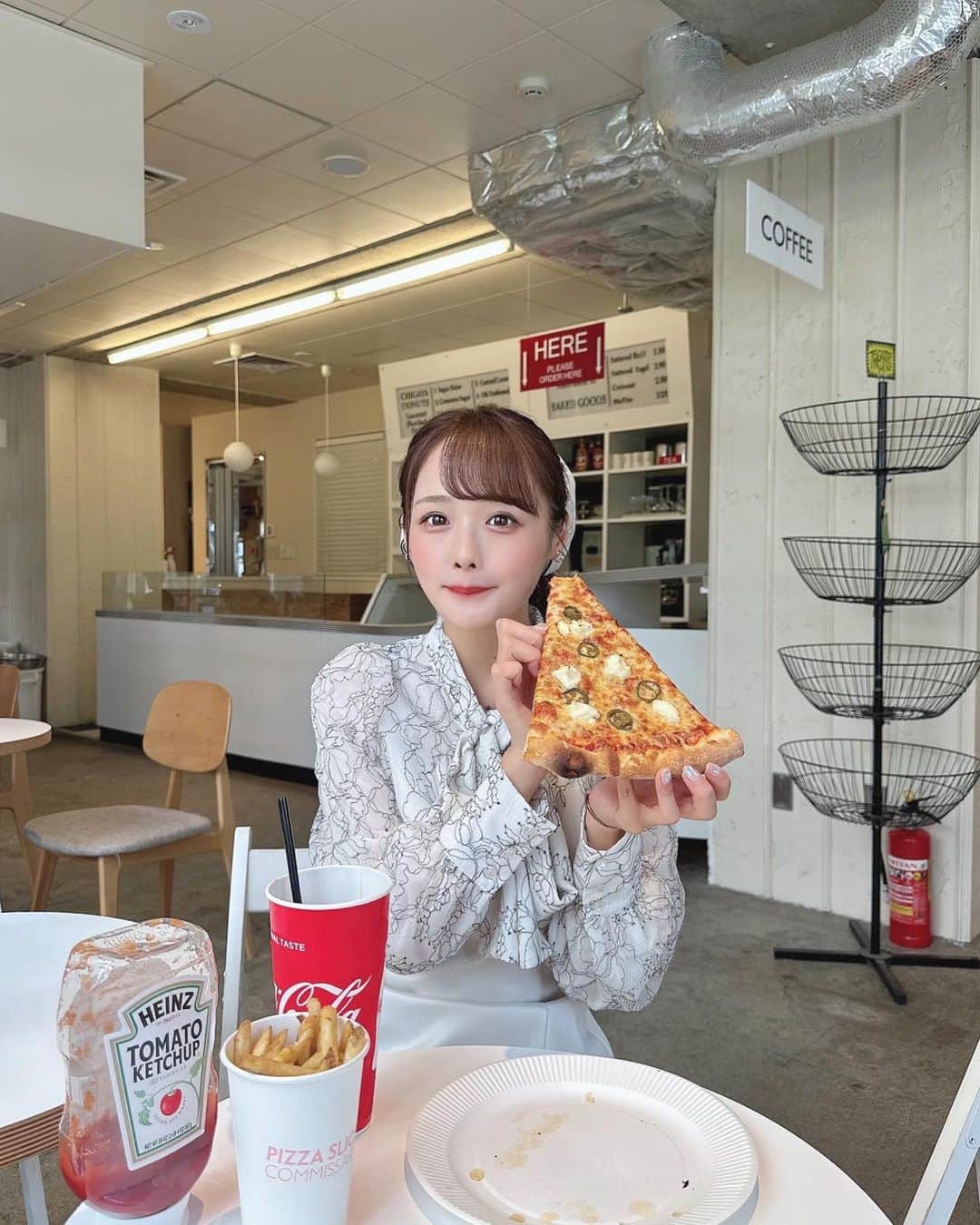 計良日向子（ひなひ）さんのインスタグラム写真 - (計良日向子（ひなひ）Instagram)「. 日本橋にある大好きなカフェでランチ🍕 @pizza_slice_commissary . . . . 好きすぎて何回もリピートしてる🫶 今回はドーナッツ目当てだったけど なくなってた🥲リベンジしたい🥲笑 けどここのピザ大好きだから良し👌💞 . . . 👗ワンピース　@mercuryduo_com . @mercuryduo_styling . . . .  #mercuryduo #マーキュリーデュオ #渡辺美優紀コラボ #ちゃぷ民 #日本橋カフェ #小伝馬町カフェ #東京カフェ #ピザスライス #日本橋ランチ」9月3日 22時28分 - kerahinako1105