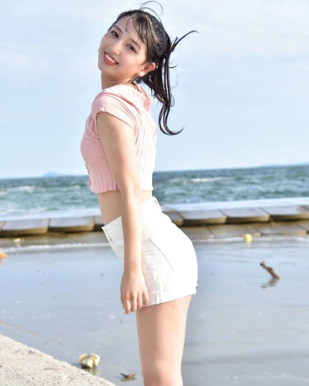 池永百合のインスタグラム：「おはゆり❤️🖤🤍  今日からは海投稿🏖️🏝️  1枚目と2枚目皆さんはどっちのが好き？📷  駆け込みで夏の投稿☀️  #Modulo64 #ModuloNakajimaRacimmg #Modulo #SUPERGT #レースクイーン#raceqeen #Moduloスマイル  #좋아요 #셀카 #팔로우 #얼스타그램　#일본 #귀여워 #카메라  #攝影 #旅遊攝影 #拍攝 #寫真 #攝影日記 #人像攝影  #サーキット #レースクイーン写真部 #撮影会モデル #撮影会 #ショートパンツ #夏コーデ #くびれ  #ポートレート撮影 #japanesegirl #asiangirls」