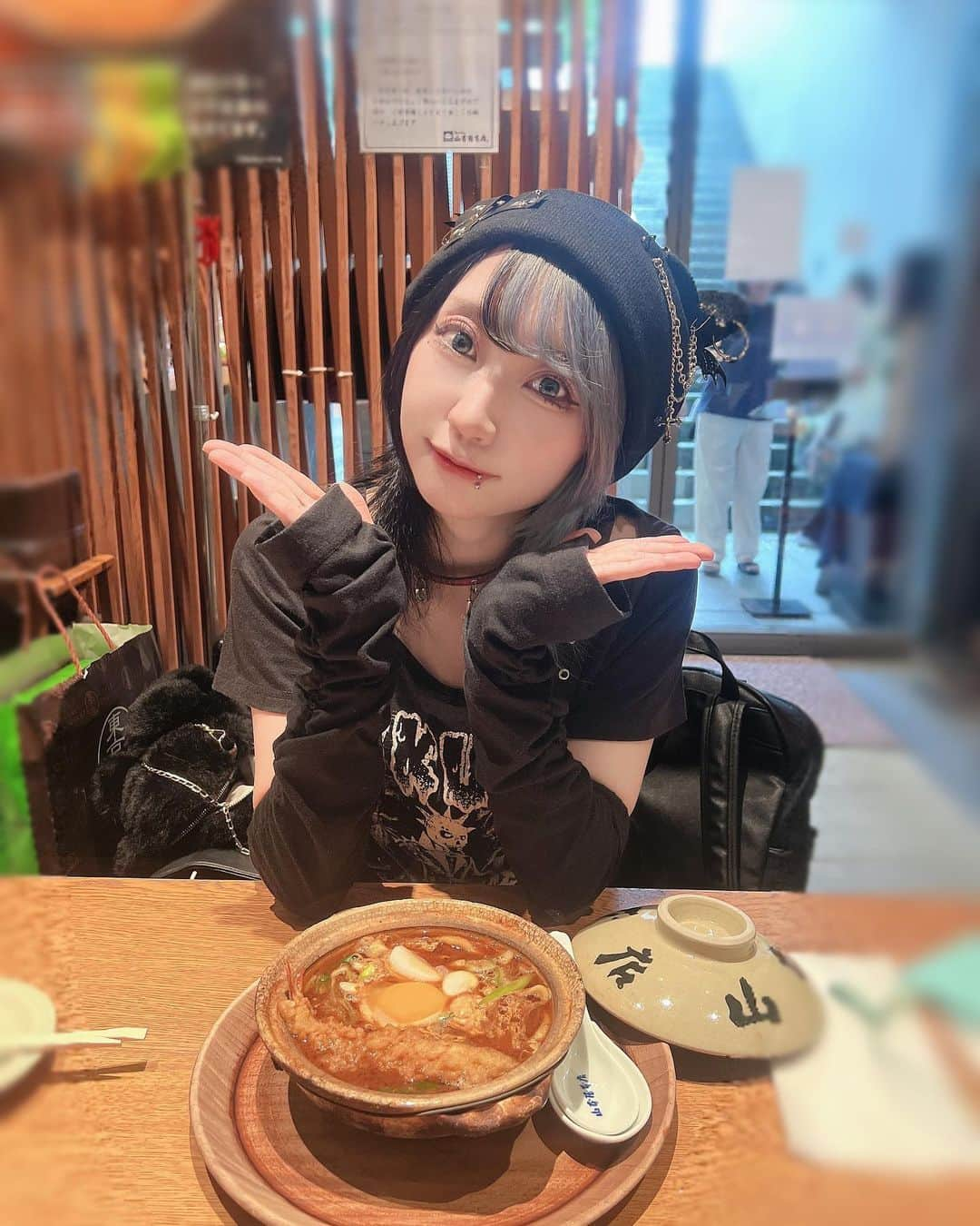 シイナナルミのインスタグラム：「🐈‍⬛⛓✝️🖤 ⁡ 猫耳ニット帽〜〜(^ ＞ ̫ ＜ ^ ) ⁡ 名古屋遠征ありがとうございました…♡ 名古屋メシ味噌煮込みうどん食べれたよ🥢 ⁡ 美味しかった〜！楽しかった〜！ また名古屋行きたいデス🫶🏻 ⁡ みんなはどこに来て欲しい？？？🎶 ⁡ ⁡ ⁡ #派手髪 #派手髪女子 #リップピアス #ピアス #ピアス女子 #ツートン #ツートンカラー #水色 #派手髪ショート #ウルフカット #ウルフ #ウルフカット女子 #ロングウルフ #エクステ #シールエクステ #EMOSIAH #シイナナルミ #selfie #地雷系 #サブカル #サブカル女子 #パンク #名古屋グルメ #名古屋 #名古屋ランチ #栄 #栄グルメ」