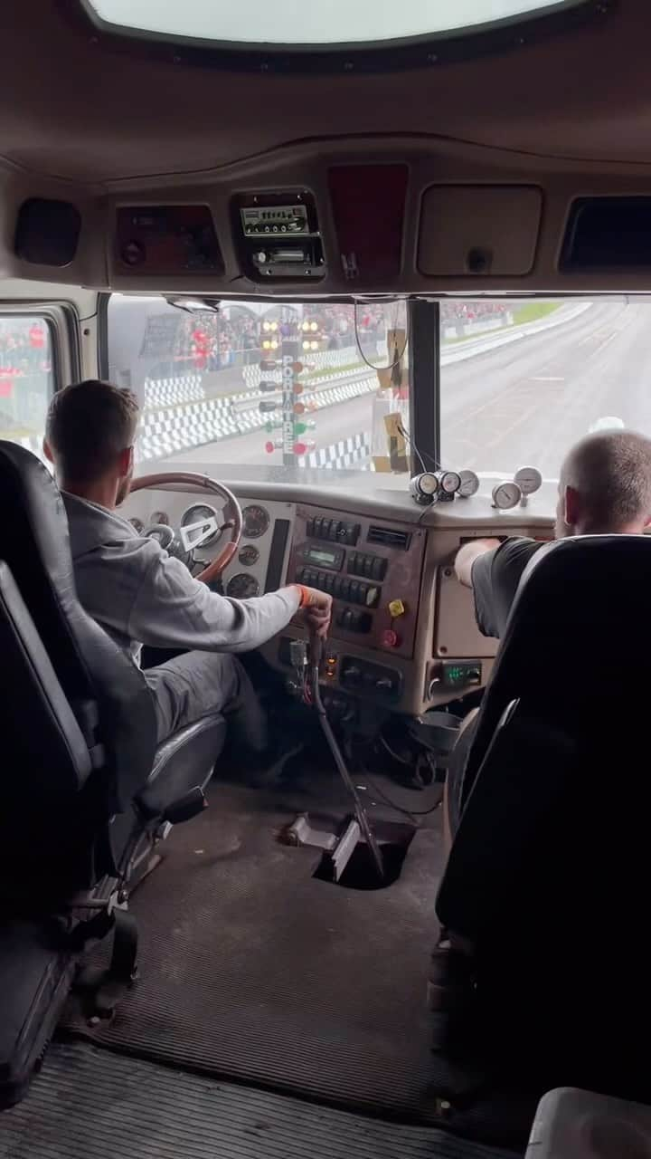 Truck Hubのインスタグラム：「Insane view of the pull 😳 (clip from philippeblouin15 via TT) -」