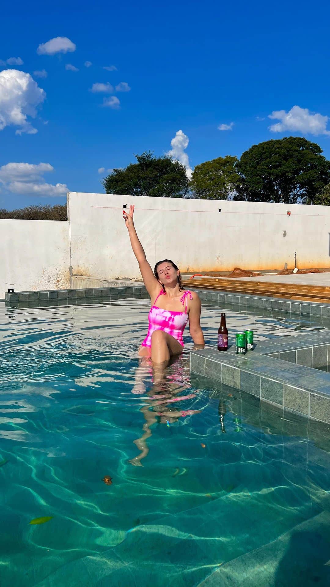 ニーナのインスタグラム：「inaugurando a piscina 💦☀️ QUE ALEGRIIIIIIIA, tá quase!」