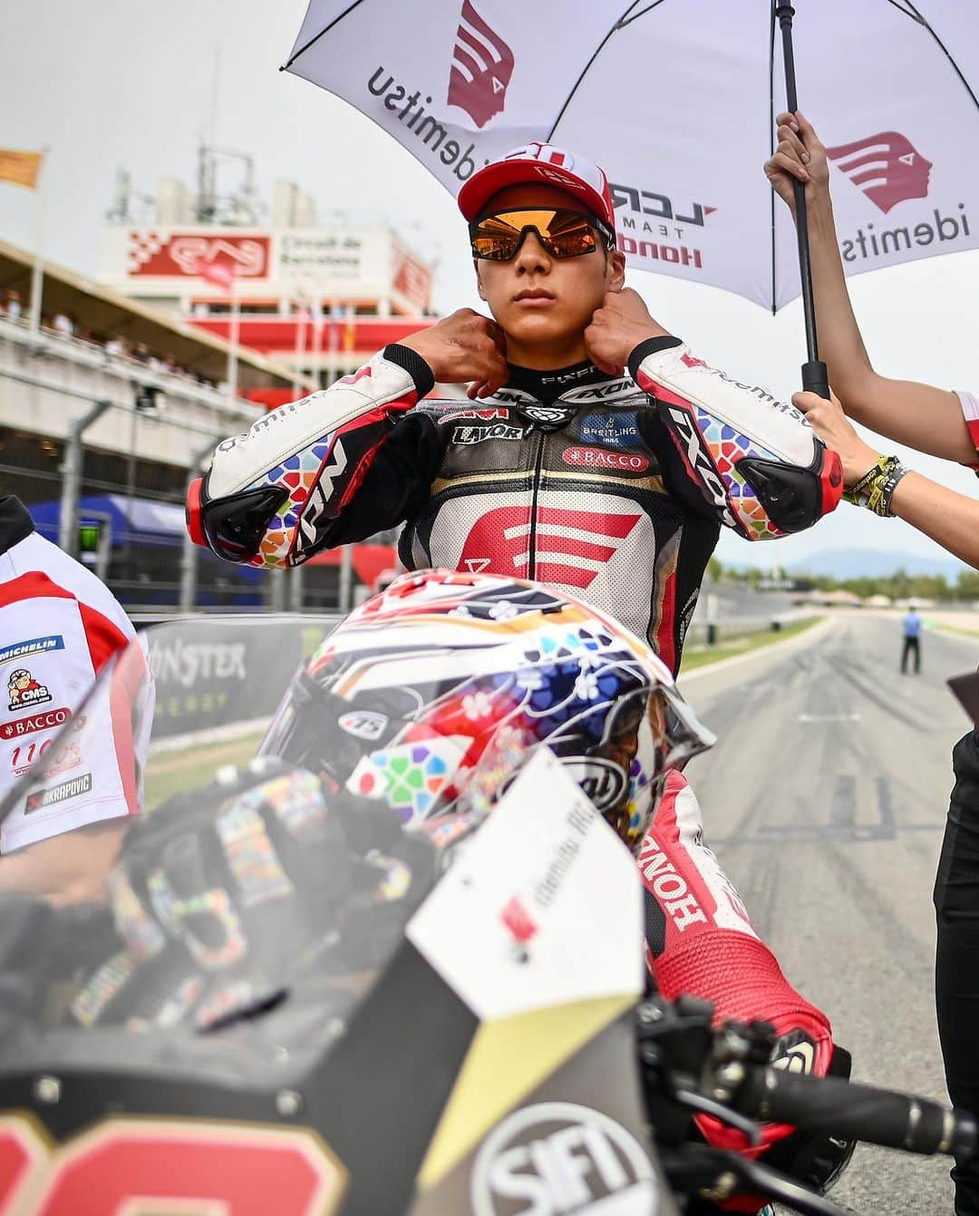 中上貴晶さんのインスタグラム写真 - (中上貴晶Instagram)「Race - P15. Big chaos today, everything was tight. I’m so glad to see this thumbs up on TV screen 👍🏼  #CatalanGP #MotoGP」9月4日 7時59分 - takanakagami