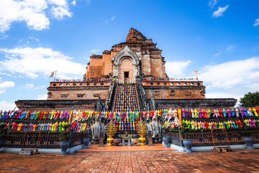 タイ国政府観光庁さんのインスタグラム写真 - (タイ国政府観光庁Instagram)「. チェンマイにある「ワット・チェディ・ルアン」からおはようございます☀️ᐝ  「ルアン」＝大きい、「チェディ」＝仏塔 を指すタイ語が表すとおり、チェンマイ最大の仏塔を有するワット・チェディ・ルアン🕊　市街地の中心に佇むこの寺院は、1391年にメンラーイ王朝の第7代セーンムアンマー王が亡き父を偲び、建立したとされています💁‍♀️  当時は仏教で教えられる宇宙観のもと、須弥山(しゅみせん)を模した大きな仏塔を都の中央に配置し、さらにそれを囲うように８方向にもひとつずつ寺院を建立すれば、王朝に繁栄がもたらされる……と信じられていました🙏  ワット・チェディ・ルアンの仏塔は、創建当時の高さ約80m✨　四角形の基壇も一辺約60mもある大きさです👏　1545年の大地震で一部壊れてしまったものの、その後現在の形に修復されました😌　入り口付近の本堂に祀られているラーンナー様式の仏像たちなど、見どころが多い観光スポットとして人気です👀💡  今日も素敵な1日をお過ごしください💐  ★参考になった！と思ったら、あとで見返せるように、 画像右下にある保存ボタン🔖をタップ！  #タイ #チェンマイ #ワットチェディルアン #タイ寺院 #お寺巡り #仏塔 #チェンマイ観光 #今こそタイへ #こんなタイ知らなかった #もっと知りタイ #はじめてのタイ #タイ旅行 #チェンマイ旅行 #旅好きな人と繋がりたい #旅行好きな人と繋がりたい #海外旅行 #thailand #chiangmai #chiangmaitrip #watchediluang #temple #pagoda #amazingthailand #thailandtravel #thailandtrip #thaistagram #lovethailand #amazingnewchapters」9月4日 8時00分 - amazingthailandjp