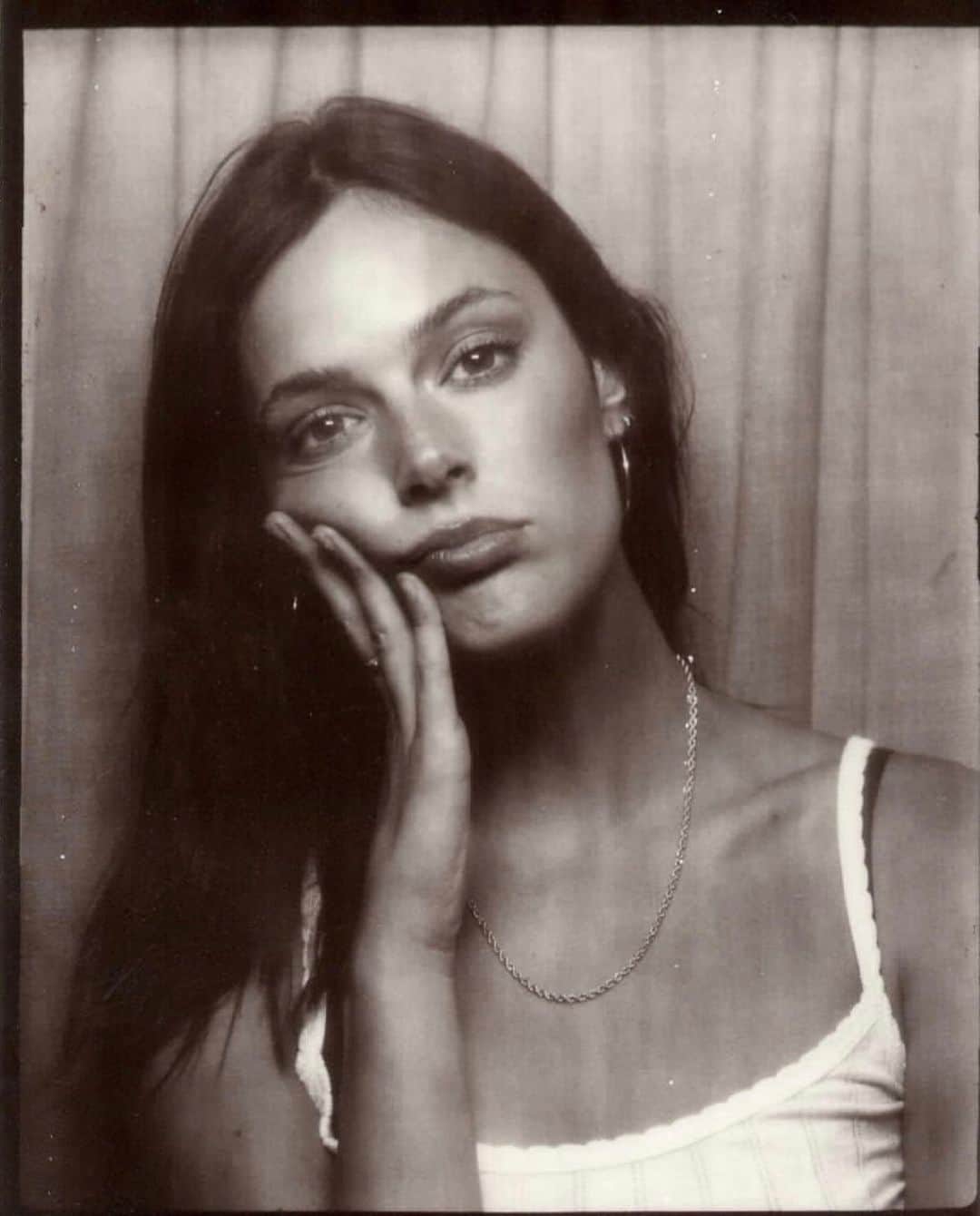 サディ・ニューマンのインスタグラム：「a girl walks into a bar just to use the photobooth」