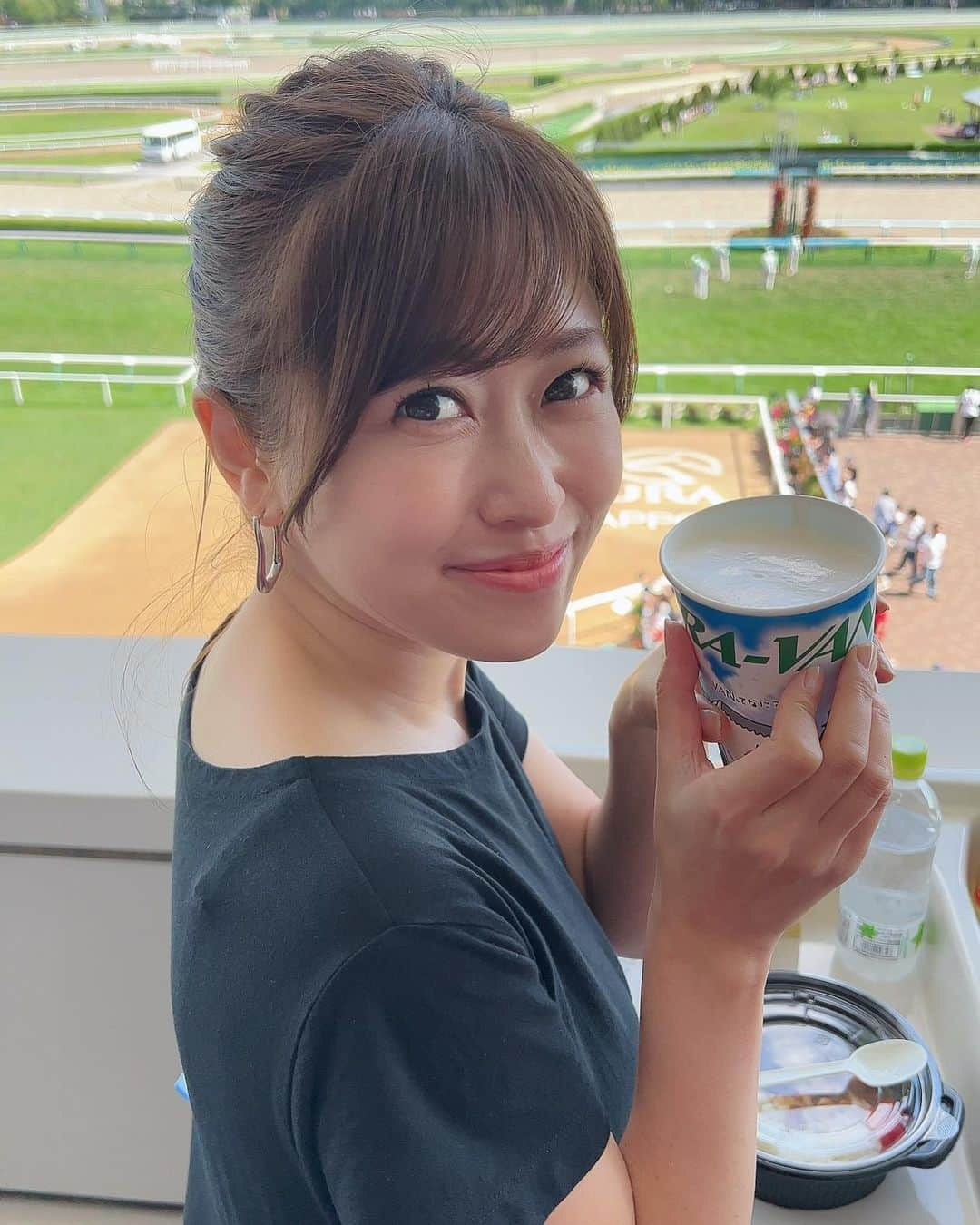 室谷香菜子さんのインスタグラム写真 - (室谷香菜子Instagram)「2023夏競馬！ 札幌競馬場の盛り上がりはすごかった😆  札幌競馬場は、 子供にとっても最高の場所。 地下を通ってターフパークに出ると、 たくさんの遊具、水遊び場、馬との触れ合いコーナーなどがあります。 遊び疲れました😆  #競馬場 #札幌競馬 #ビールがすすむ #馬券はハズレ」9月4日 8時06分 - hbc_muroyakanako