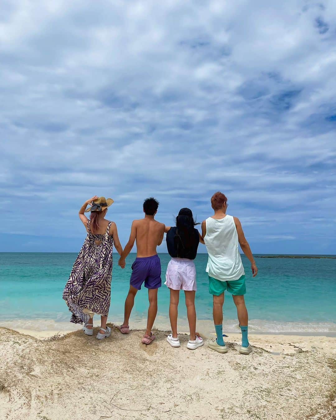 住谷杏奈さんのインスタグラム写真 - (住谷杏奈Instagram)「・ この夏は家族でハワイへ行ってきました🌺 久しぶりの家族4人での長め旅行✈️ ･ ･ カメラロールを遡って見てみたら、 最後にハワイへ行ったのが2019年11月。。。 だから4年ぶりのハワイでした🌴 ･ ･ やっぱり気候が過ごしやすくて気持ちよかった🍃☀️ ･ あと大大大好きなSephoraも久しぶりだった🥹💄 (1人だったら店内に12時間は滞在したい🥹) ･ 息子はバスケコートのある公園で 現地の人に話しかけてバスケをしたり🏀、 娘はTARGETでミニブランズを買って毎晩開封の儀をしたり🫶 ･ 友達家族のハワイ旅に日程あわせたので、 ワイワイ楽しい旅になりました🤙 ･  ･ 今日からハワイ日記ちょこちょこアップしていきますっ🌺 ･ ･ #hawaii#ハワイ旅行#familytravel  #カイルアビーチ#kailua#kailuabeach#beach#🌊」9月4日 8時06分 - annasumitani