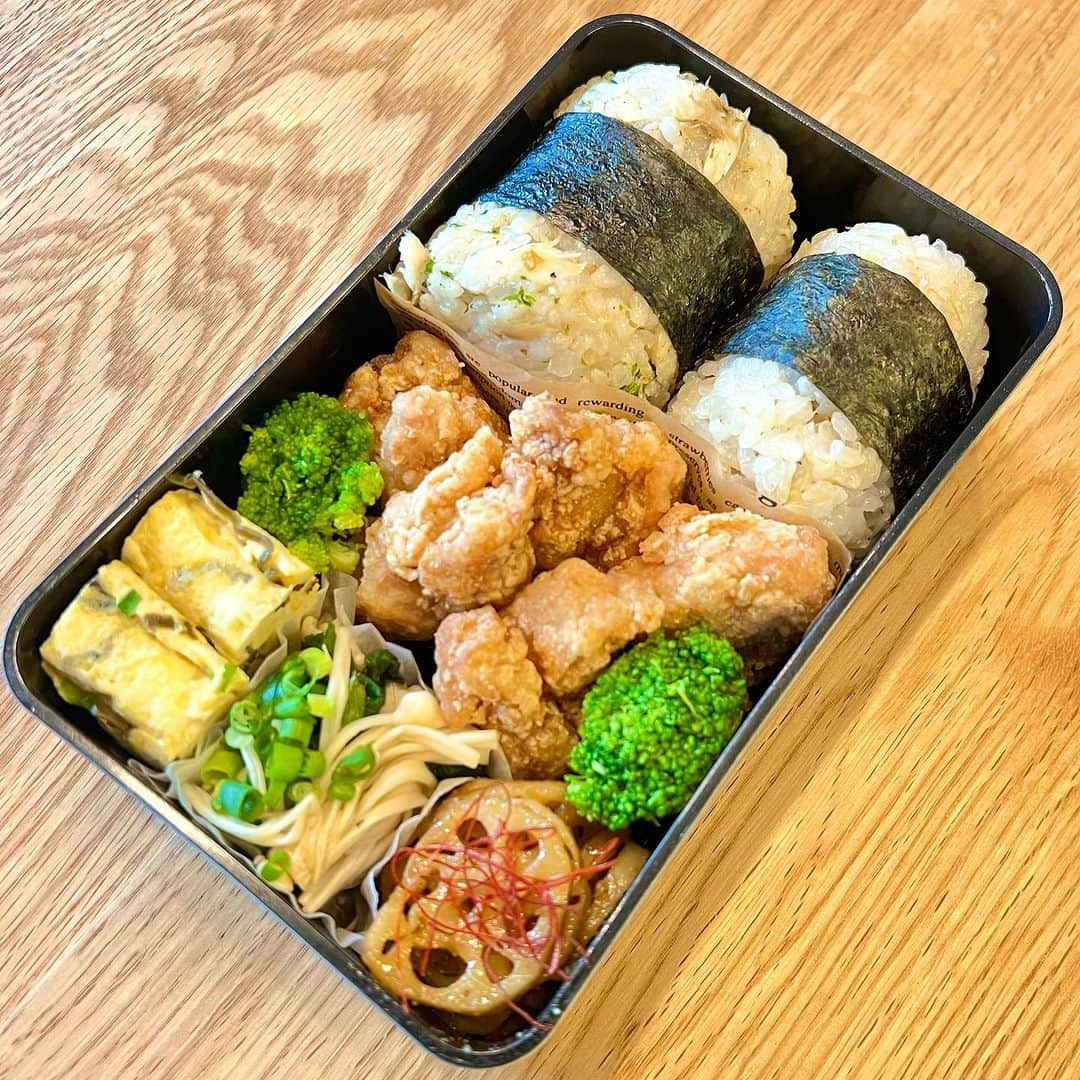 おちあやこのインスタグラム：「今日の夫弁当。  寝坊した。 楽天市場の買物ゲームに夢中になってしまい、全ミッションをクリアするのに夜更かししてしまった。  だって、スーパーセール今日からなんだもん。 クーポン欲しいじゃない。  そんな寝不足気味の弁当は、 いつも通りの冷凍に頼り切ったラインナップ。  冷凍唐揚げ 冷凍ほうれん草とえのきのバターポン酢 冷凍ブロッコリー  サンキュー！！ キミらがいて助かった！  あとは、 だし巻き卵 蓮根きんぴら  これは作った  よし、今週も張り切って行こー  さ、少し横になるか…  #今日の夫弁当 #今日のお弁当 #お弁当 #弁当記録」