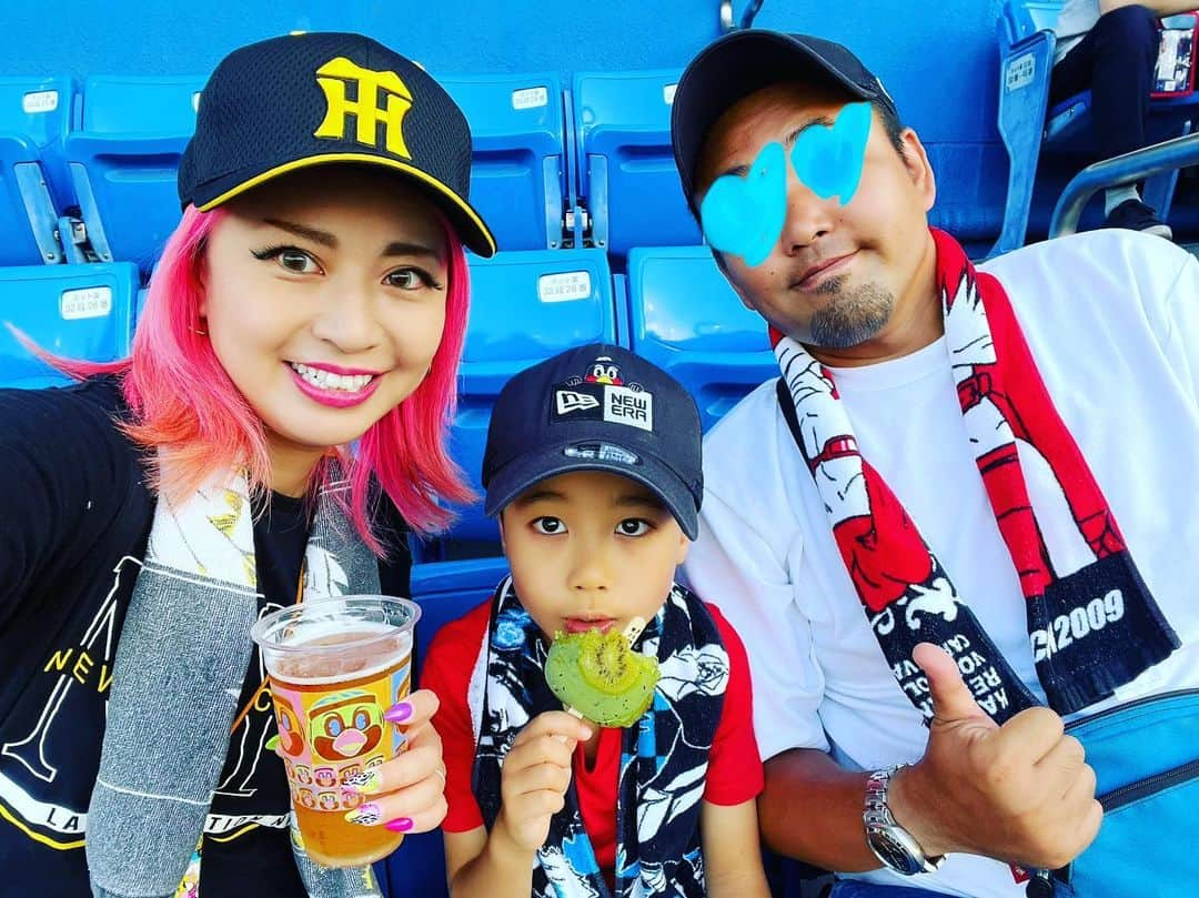 ニーコのインスタグラム：「この夏2回目の阪神戦！⚾️🐯 1回目はだーちゃまとじゅちと 2回目はニーコのパパとママと 本物の阪神ファンのパパと一緒に応援するのがめっちゃ楽しかった🐯❤️‍🔥 パパの解説わかりやすーい！！！ #阪神タイガース#阪神戦 #明治神宮球場#野球#野球観戦#バックネット裏」