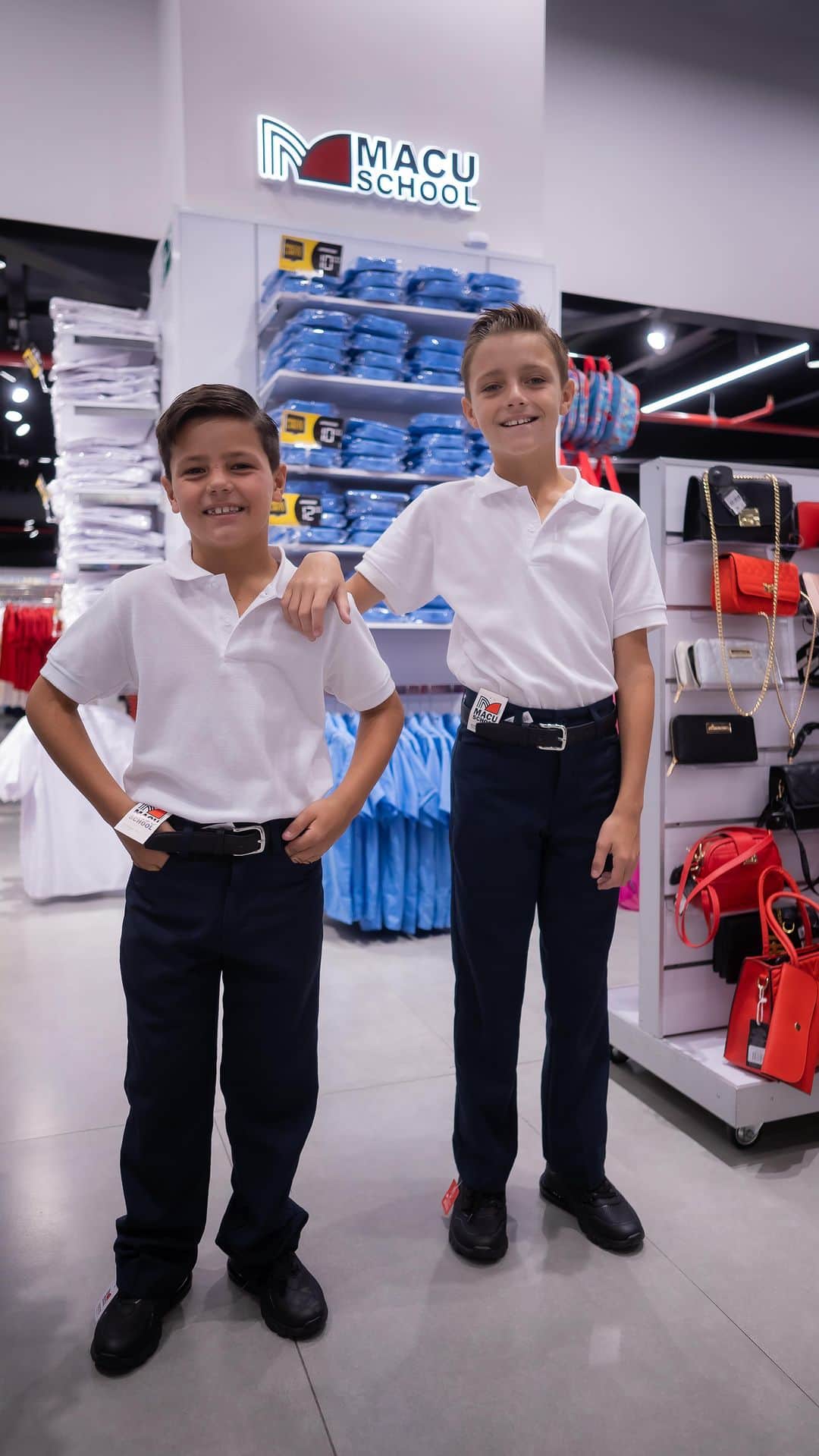 のインスタグラム：「Volver a clases siempre representa la emoción de uniformes nuevos, zapatos, bolsos y todo lo que haga ver lindos a nuestros hijos. Por eso fuimos a @tiendasmacuto en Sambil la Candelaria donde tienen todo con excelente calidad, variedad y cuentan con sistema de apartado, pagas un 30% y 60 días para pagar el resto de las cuotas !   Corran a ver todo lo que tienen estoy segura que en @tiendasmacuto encontrarán todo. Uniformes resistentes y duraderos !   @tiendasmacuto   #regresoaclases #macuto #ropa #bolsos」