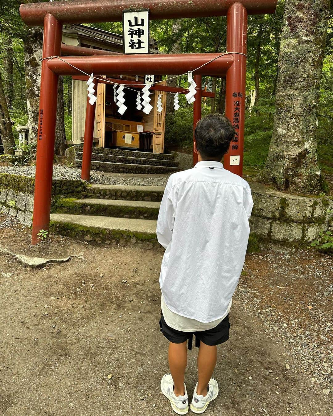 イルマニアのインスタグラム：「さぁそろそろ帯締め直してかますか🔥 新屋山神社へ⛩️🙏  #イルマニア#mcma#仕事#頑張る#新屋山神社#奥宮#本宮#パリピ#party#work.」