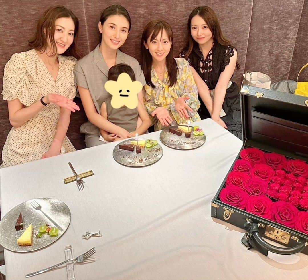 のインスタグラム：「大好きなメンバーとの定例会🍽  夏メニューを堪能した今回のレストランは @ken.adonis.ginza  マナミちゃんのお祝いも出来て嬉しかった🎂 会えてなかった瞳ちゃんにもプレゼントやっと渡せた🎁  楽しい時間はあっという間ですね🥂  @manami84808  @hyuchan1984  @yurikakurosawa  @chikaedanami」