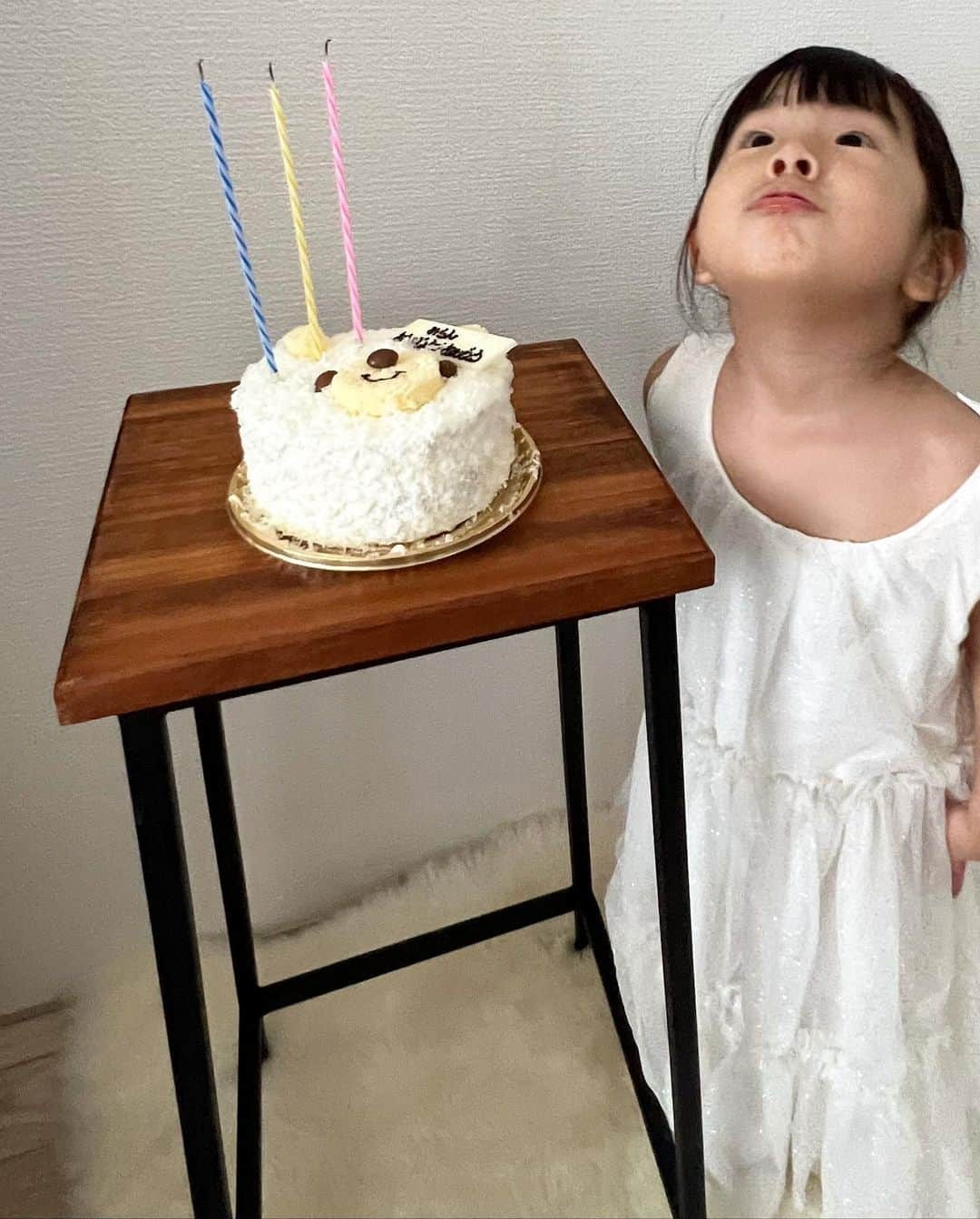 chisa1027さんのインスタグラム写真 - (chisa1027Instagram)「3歳おめでとう🌏  誕生日になると産まれた日のことを 鮮明に思い出して わたしたち👫🏼の人生に彩りを与えてくれたことに感謝している🩵  娘中心の生活になって 自分の行きたい所や 着たいお洋服とか 前の半分くらいしか出来てないけど 不満は全然なくて この子の存在で満たされてるなぁ🪐  そして 間もなく始まる幼稚園生活  行きたい気持ちと未知の世界に不安もあって幼いながらに葛藤してるけど 持ち前の穏やかさで きっと素敵なお友達や先生に恵まれると 信じてる🕊️  自分を愛し 心豊かに成長してくれますように」9月4日 8時26分 - chisa1027