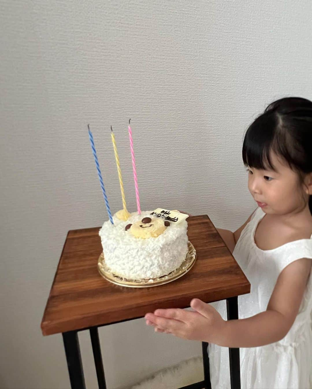 chisa1027さんのインスタグラム写真 - (chisa1027Instagram)「3歳おめでとう🌏  誕生日になると産まれた日のことを 鮮明に思い出して わたしたち👫🏼の人生に彩りを与えてくれたことに感謝している🩵  娘中心の生活になって 自分の行きたい所や 着たいお洋服とか 前の半分くらいしか出来てないけど 不満は全然なくて この子の存在で満たされてるなぁ🪐  そして 間もなく始まる幼稚園生活  行きたい気持ちと未知の世界に不安もあって幼いながらに葛藤してるけど 持ち前の穏やかさで きっと素敵なお友達や先生に恵まれると 信じてる🕊️  自分を愛し 心豊かに成長してくれますように」9月4日 8時26分 - chisa1027