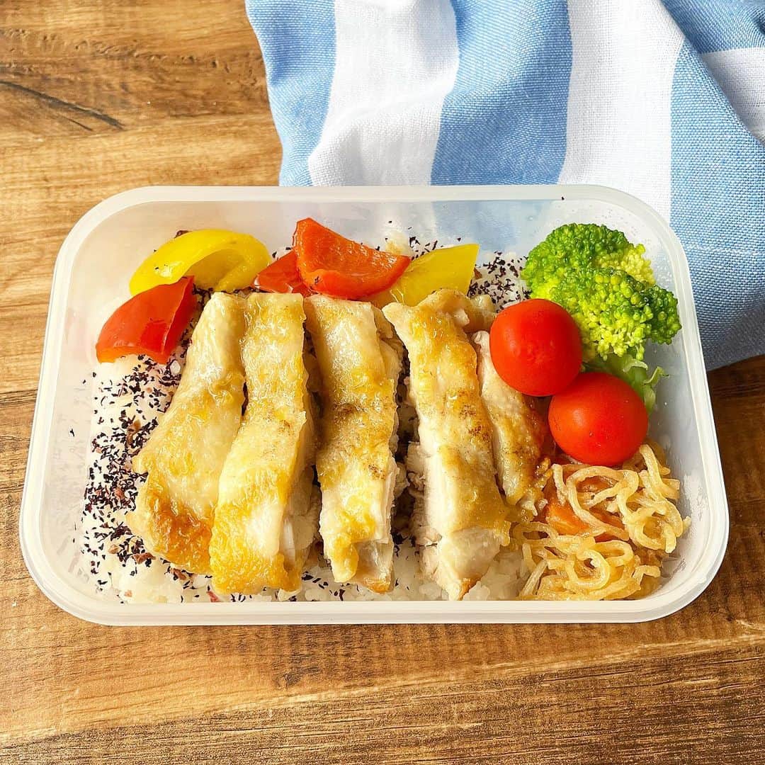 金子あきこのインスタグラム：「#お弁当 #チキンソテー #肉じゃが　←炊飯器調理 #パプリカソテー ・ ・ ・ 高校生の次男くん、お弁当スタート✨ お兄ちゃんは、まだ夏休みだから、1つでOK。 1個は楽ちんだ♪  炊飯器で作った肉じゃがは、味が染み染みで美味しく仕上がりますよ〜  ・ ・ ・ #高校生弁当#大学生弁当#男子弁当#タッパー弁当#手作り#野球#食トレ#段取り#作り置き#冷凍保存 #時短レシピ#ほったらかしレシピ#食べ物で身体は作られる#健康#食物繊維#腸活#ダイエット#免疫力アップ#管理栄養士#レシピ開発#料理家#管理栄養士が教える#健康ごはん節約美容料理研究家#船橋」