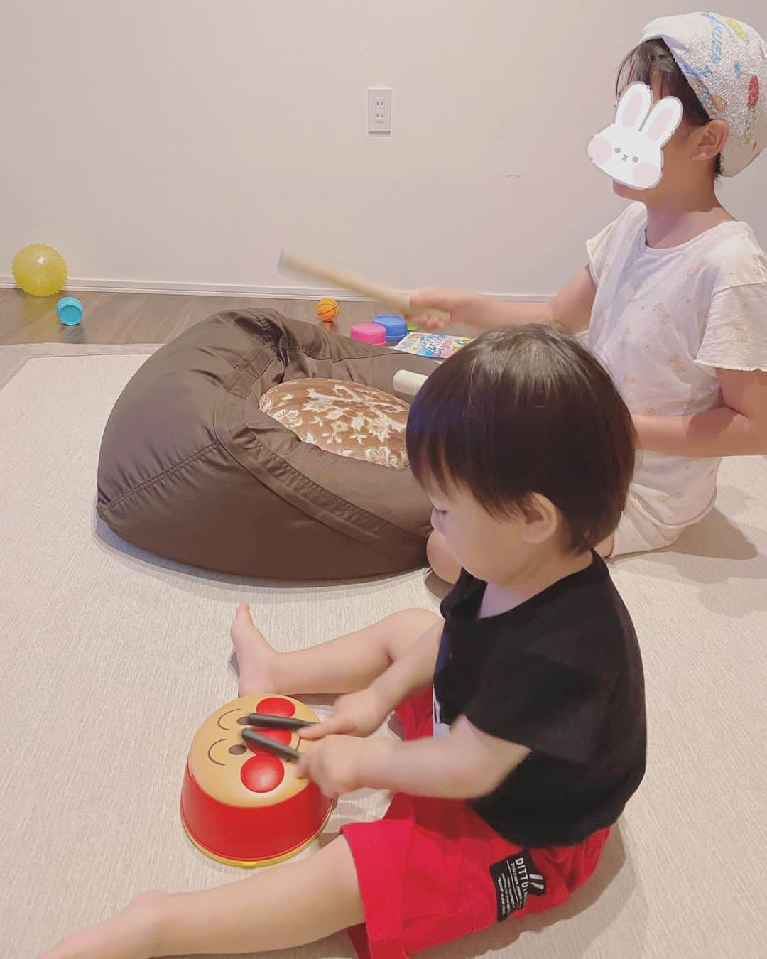 森本さやかさんのインスタグラム写真 - (森本さやかInstagram)「#太鼓の達人 にハマっている お姉ちゃん👧🏻🥁💦  ﹏﹏﹏﹏﹏﹏﹏﹏﹏﹏﹏  オリジナルの #マイバチ と #マイ太鼓 で笑⃝  #とんとことん   #8歳差姉弟  #アンパンマン  #おしりふきケース (● ̍̑● ̍̑●) #まねっこ弟」9月4日 8時35分 - sayakamorimoto1011