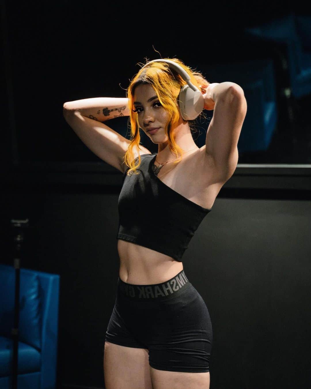 バレンティナ・アコスタ・ギラルドのインスタグラム：「More often than not, gaining weight is scary and is generalized as something negative. But this time for me, it has been a beautiful journey of seeing my body change and grow, and increasing the strength that is allowing me to  feel more comfortable with my bow and my every day activities. It also has been a process of acceptance. Accepting that some of my favorite clothes won’t fit the same anymore, that while bulking, the definition of my body won’t be like before, and accepting the things that might not be that fun (Thigh chafing 💀👀) but are part of the process for a bigger goal.   On 2022 I got sick, I lost a lot of weight, and my body felt really weak. But this year, with more discipline, gym and some more food, I started to develop my body as I wanted and I’m happy of what I see on the mirror. And don’t get me wrong, I loved my body before, but there’s something different about knowing that you can have the control of how you look and how you feel. It’s not easy, but you start loving it bc you know it’s good for your.   Lol the funny thing is that I started working out bc yeh yeh, I wanted to grow my ass like a Pixar mom (also be healthy and stronger, but thats second on the priority list 😝 Sike) but then as I saw my arms growing, I loved it sooooo much! No many people thought I would do it to it someday, even myself, but I did lol.   I’ll be gaining weight until I hit my goal of 130lb. I’m 123lb rn. I’m excited to see how it will be then. 🥹  📸 @jtranyo」