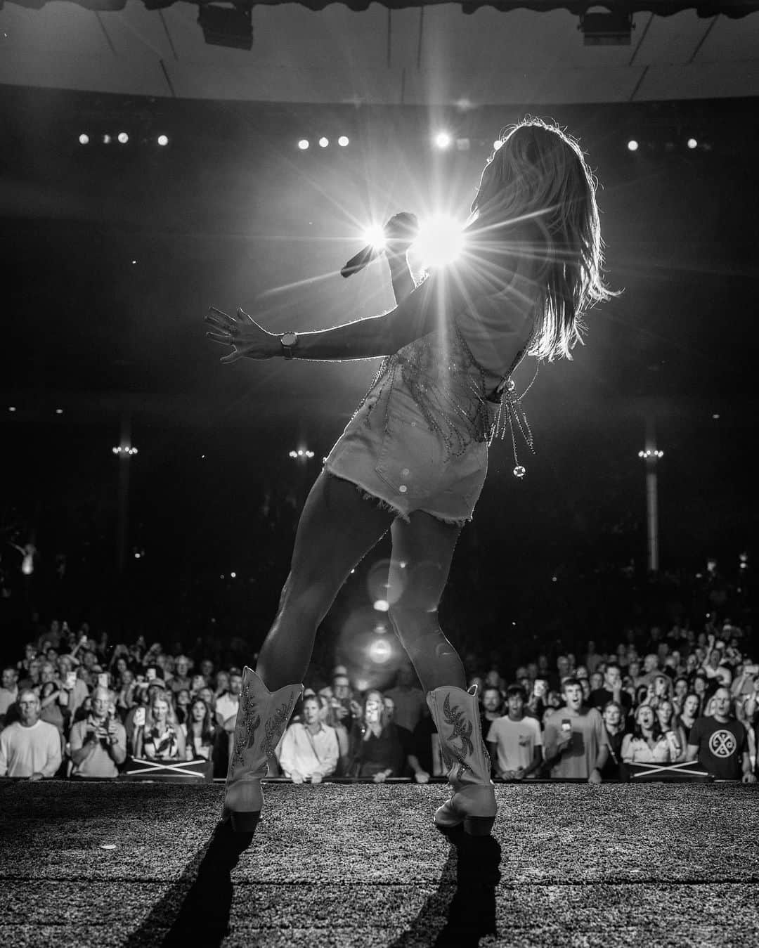 キャリー・アンダーウッドのインスタグラム：「Last night was a great night for a second night @raviniafestival ! 😘 You all got pretty rowdy there by the end!!! Thanks for hanging with us for the weekend! It’s always a pleasure! ❤️❤️❤️ #Chicago #Ravinia 📸: @jeffjohnsonimages」