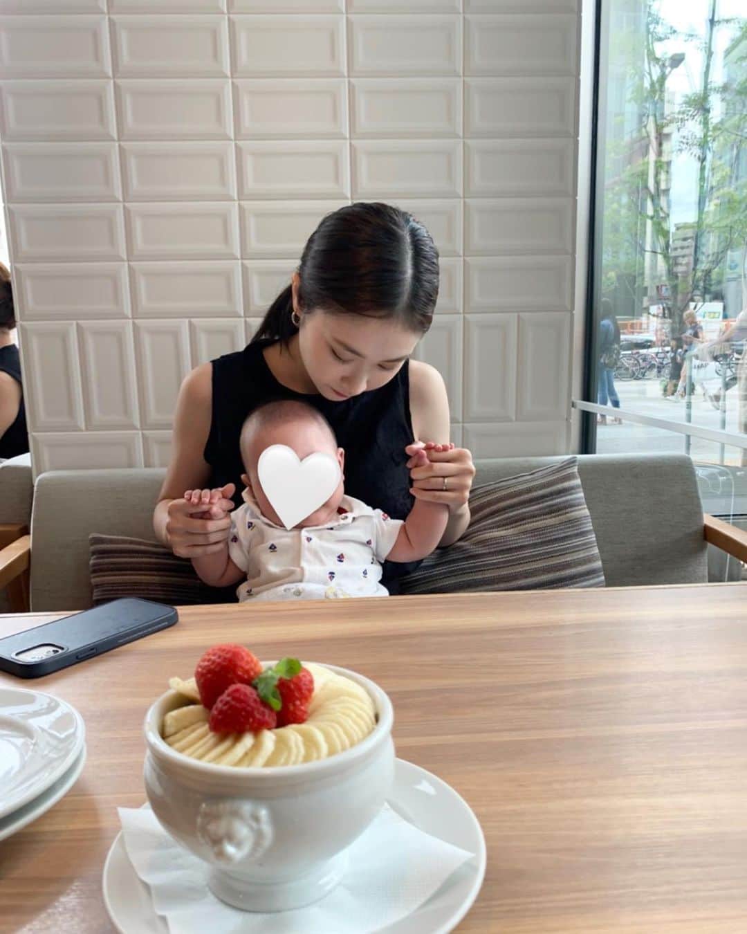 花那のインスタグラム：「カフェデビュー👶☕️ よっぽど楽しかったのか、興奮して夜寝なかった笑 . . #6ヶ月男の子 #ddtwins」