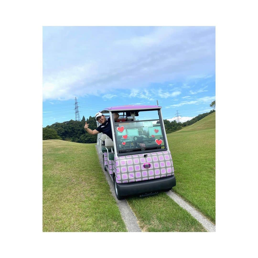 淺井咲希さんのインスタグラム写真 - (淺井咲希Instagram)「今日は2台目たぁーたんカートで🫶🏼  産後でもきっと私は変わらず打てるってなんか思ってたけど、 そんな甘くなかった。笑  その人のスイングとかプレースタイルにもよると思うけど、 私はトレーニングしないと保てないスイングでヘッドスピードが上がっていくように常に飛距離を気にしてやってたから、 今は筋力が落ちてるのと体重が戻りきってないのでストレートに表現すると、 「体に力が入らない」って感じかな。 自分でもよくわからん不思議な感じ。🤔  出産てよく交通事故なみのダメージっていうけどほんまにそうかもしれへん。 はやく復帰しなって思っちゃうけど まず数ヶ月でゴルフしてるのが奇跡。  試合で戦えるゴルフにするなんて もっと奇跡。 その奇跡まであと何ヶ月でたどり着くかな。🫣」9月4日 8時44分 - asaisakidesu