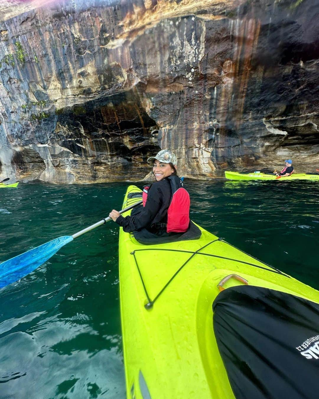 アッシュトン・ロックリアのインスタグラム：「mr blue water 🩵  - - #explore #exploremore #lakesuperior #picturedrocks」