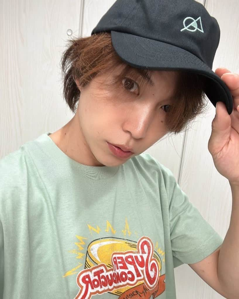 市岡元気さんのインスタグラム写真 - (市岡元気Instagram)「Quizknock須貝さんから素敵な超伝導Tシャツと怪しい記号の書いてあるキャッププレゼントいただきました！ありがとうございます！今日はオフ日だからこれ着て科学館でも行こうかな🧐ところでこの記号わかる人います？」9月4日 8時49分 - genki_ichioka