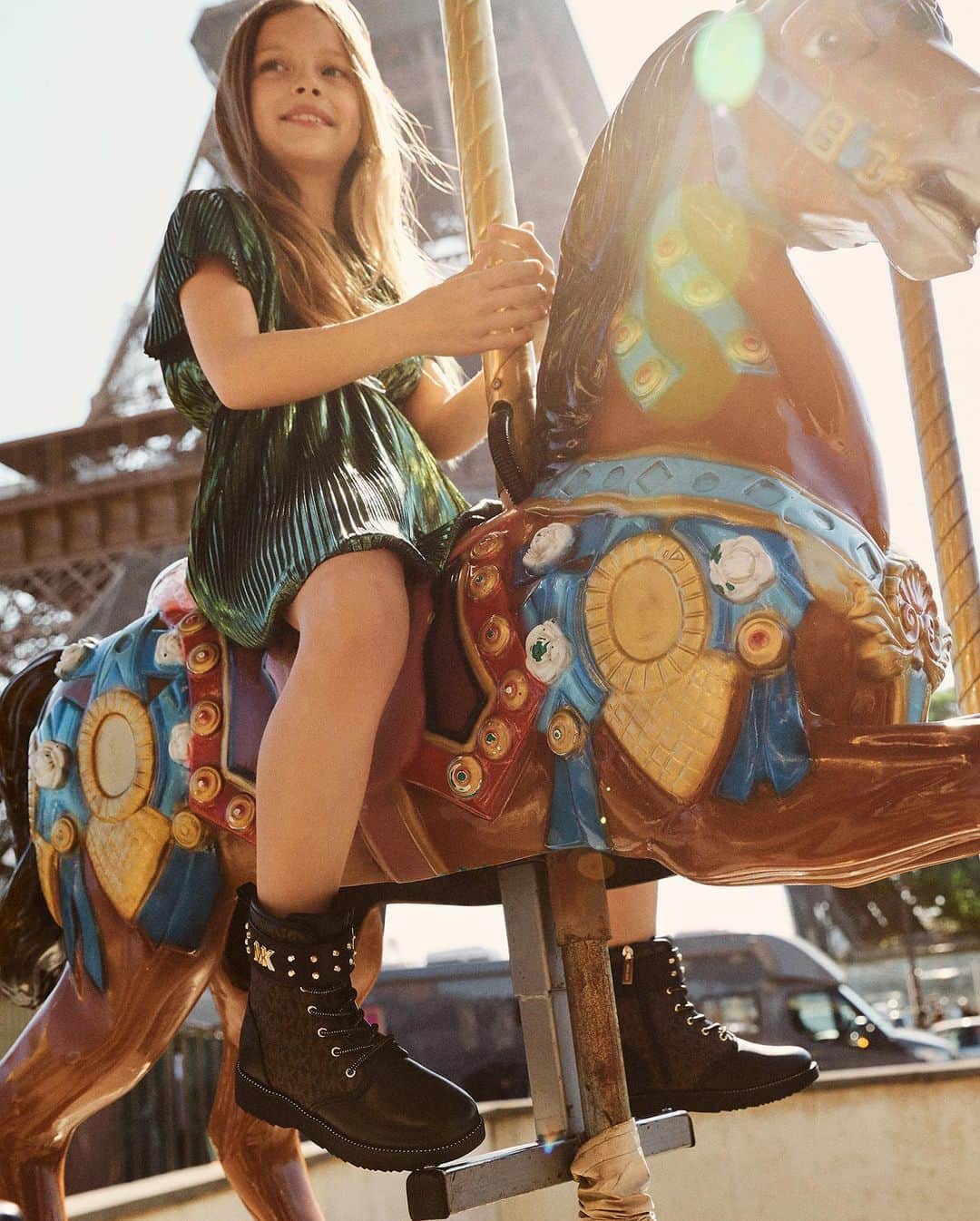 のインスタグラム：「Joie de vivre. The Fall 2023 #KorsKids campaign, shot in Paris. #MichaelKors  Photographed by @RaulRuz」