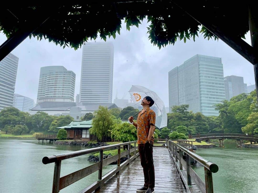 依田司のインスタグラム：「9月4日（月） 浜離宮恩賜庭園から。 広大な日本庭園の中央に位置する「潮入の池」は都内にある江戸の庭園では、唯一現存する海水の池です。東京湾の水位の干満に従って水門を開閉し、池の水の出入りを調整しています。池にはボラをはじめ海水魚も生息していて、朝から元気にぴょんぴょん跳ねていました。 また、お花畑では、ビル群を背景に、およそ２０万本のキバナコスモスが見ごろを迎えています。鮮やかな色合いが素敵。見頃は今月中旬頃まで。  #浜離宮恩賜庭園 #依田さん #依田司 #お天気検定 #テレビ朝日 #グッドモーニング #気象予報士 #お天気キャスター #森林インストラクター #グリーンセイバーアドバンス #プロジェクトワイルド #IPCC伝導者 #japan #japantrip #japantravel #unknownjapan #japanAdventure #japanlife #lifeinjapan #instagramjapan #instajapan #療癒 #ilovejapan #weather #weathercaster #weatherforecast」