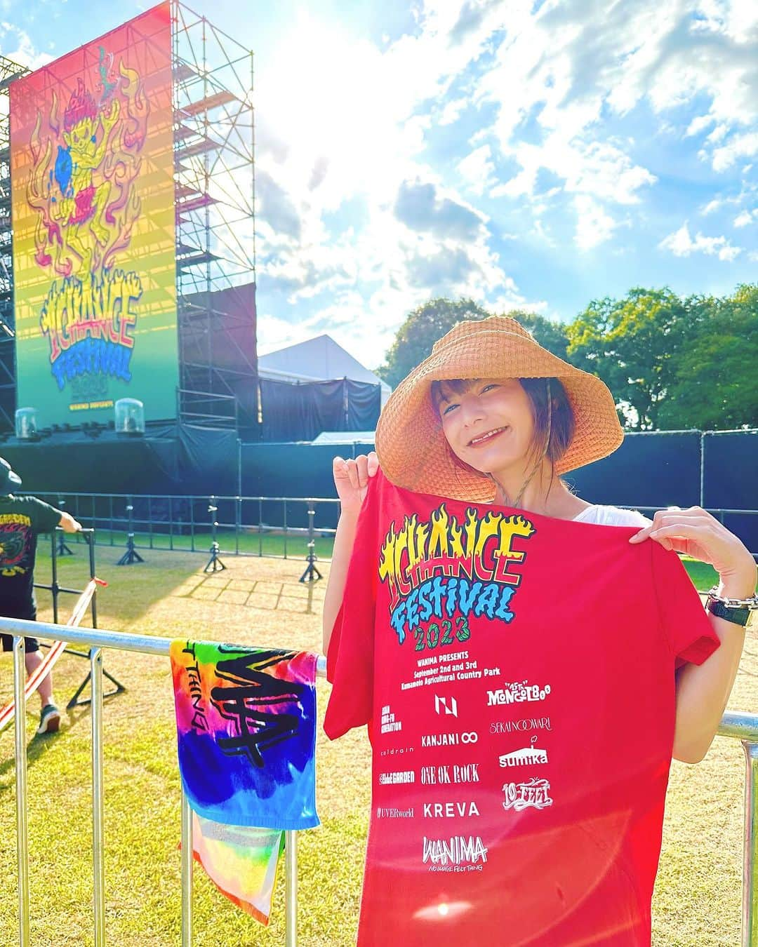 スザンヌのインスタグラム：「#1chancefes へ🌈  胸熱❤️‍🔥泣いた笑った沁みた😌 なにもかも汗でぜーっっんぶ流れた！！ 本当にあついあついいちにち。 あぁ感動を、ワクワクを、本当に本当に ありがとうございました😌  体力使い切った🥺 夏はまだ終わってなかった笑  今年もまた 熊本でこんなに豪華で素晴らしい時間が過ごせること本当に誇りです♡ #wanima 🌈 @wanima_wanima  @wanimakenta   あぁ最高だ！余韻で日々をがんばる♡ ぜんぶ好きになって、 さっそく昨日のセットリストを作って聴いてる😌♡♡♡  終わって命からがら☜ 食べに行ったご飯屋さんや ママのお店でもワンチャンフェス帰りのお客さんとあちこちでお会い出来て、たくさん乾杯🍻出来たのも良き思い出♡  ともみはもう熊本住んだほうがいいんじゃないかなってくらい毎週熊本で会えてる🐻❤️‍🔥一緒行けて幸せだった♡汗だくで抱き合って泣いた☜笑笑  #wanima #mongol800 #asiankungfugeneration #kreva #oneokrock #uverworld #ellegarden #ワニマ #ワンチャンフェス #ワンチャンフェス2023 #ワンチャンスフェス #1chancefestival #1chancefestival2023 #フェス #夏フェス #熊本フェス #熊本ライブ #熊本 #kumamoto」