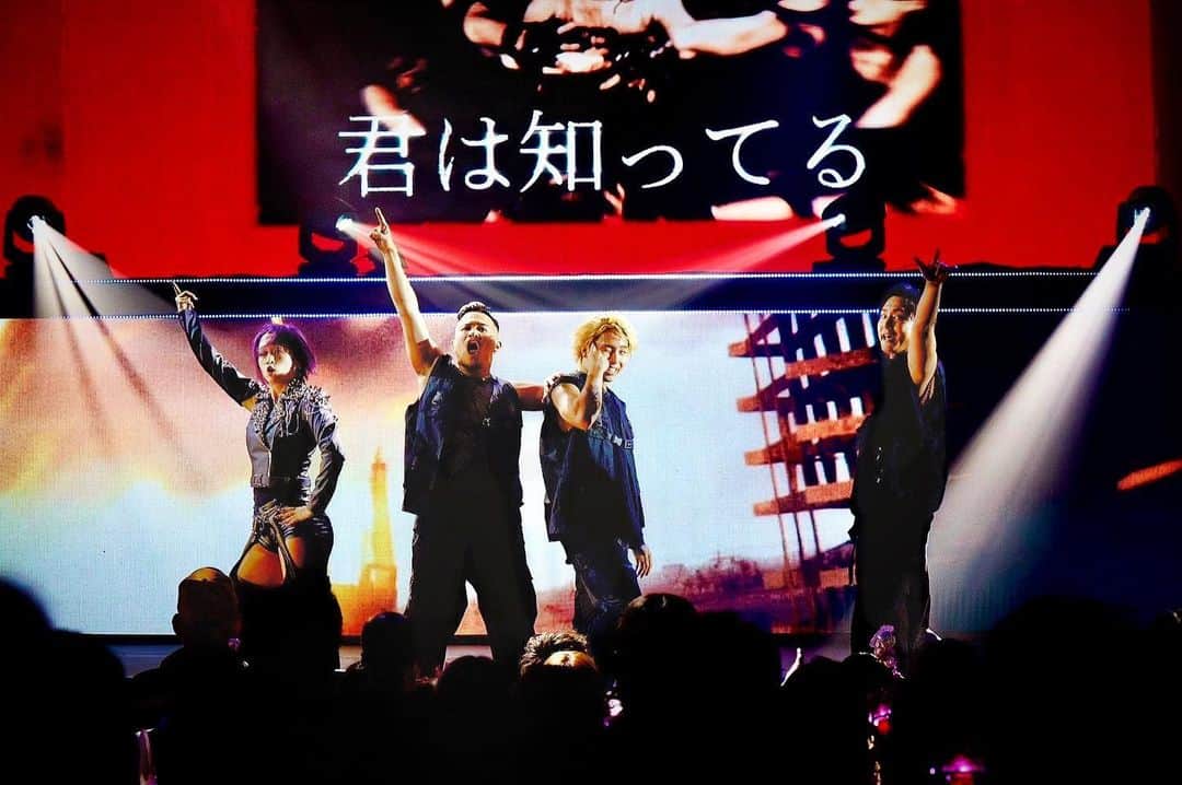 荒木駿平のインスタグラム：「めちゃくちゃイイ写真❤️‍🔥  汗で前見えなくなるし限界ギリギリだけど、このメンバーも同じ顔しながら限界まで踊って、魂放出してるのを感じるから負けてられないと頑張れる。  この後全員出て来てそれぞれのソロをぶっかまして、ユニゾンして限界突破した後、袖にハケてからみんな一斉に嗚咽する流れまで好き。  全て出し切って来たって感じがして好き  だけどまだまだやれる 🤞毎公演がベストを更新出来るように  “破壊する事により 創造は生まれるという事を 君は知ってる”  #ayumihamasaki  #ayu47都道府県tour  #SHOWTIME #ayumix  カッコいい瞬間に切り取っていただきありがとうございます📸 @masayukikamo」