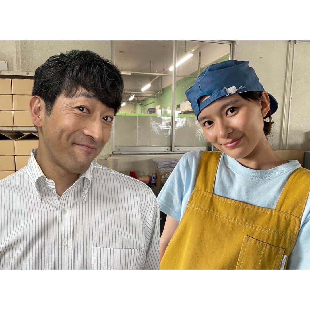 芳根京子のインスタグラム：「だぁさんと同じシーンがなくてすれ違う事も出来なくて寂しかったからお一人の写真もらって一緒にいたかのように合成しました。笑  作品的には3作品目でした！ 一緒に真犯人を追った事もあれば 一緒にビール会社で働いた事もありました。うおー。  そんなだぁさんとは飲み友達なのです🍺(先輩なのは重々承知ですがちゃんと承諾済み。笑)」