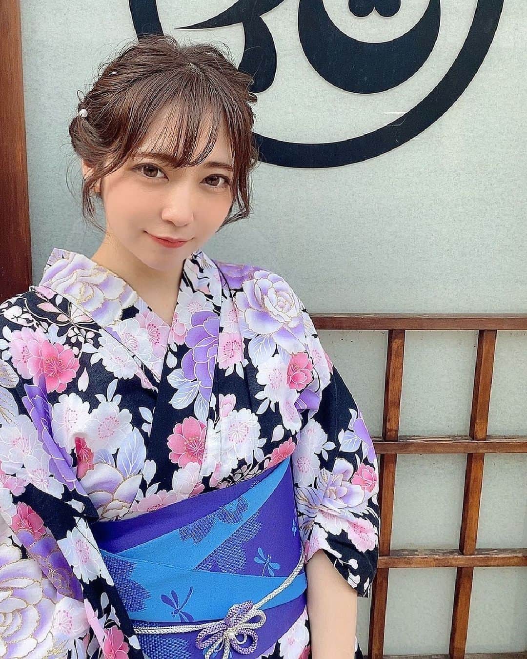 のインスタグラム：「きょーちゃんにもらった浴衣💓 華やかで可愛い〜👘✨ どう？似合う🥰？？  昨日は熊本〜山形まで遠方から来てくれる人も多くて嬉しかったです😌❤️ また秋はゆるっと紅葉ポトレやりたいと思ってます💪✨  #浴衣　#浴衣ヘアアレンジ #浴衣女子 #浴衣美人 #撮影　#被写体　#モデル　#浅草 #浅草浴衣撮影会 #俳優　#声優」