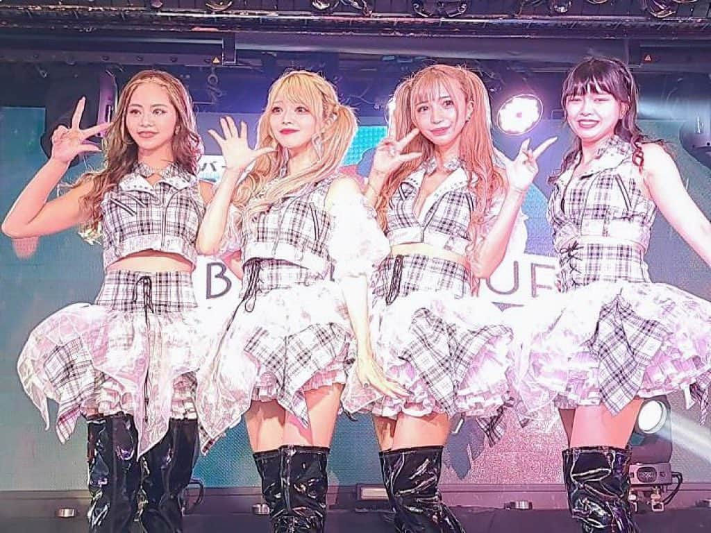 ミランのインスタグラム：「9.1 —YAVAY 6周年イベント🎉—  OGとしてゲスト出演させて頂き ありがとうございました🐰💗  私の故郷！！！ たくさん思い出いっぱいの このステージで 懐かしい仲間と踊れて幸せでした🥰  YAVAYがこれからも 素敵なお店になっていくことを願ってます🌈🌈 また遊びに行きます🐰🩵  6周年おめでとうございます💗  ・  #バーレスクヤバイ  #バーレスク東京ヤバイ #パリオン #バーレスク東京」