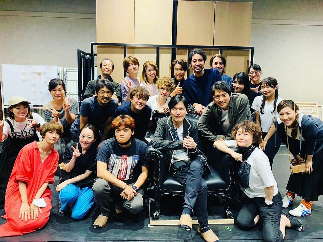 上山竜治のインスタグラム：「真ん中の凄まじい椅子に座っているのは素晴らしい作曲の#清塚信也さん。稽古の度に惚れていく。  8人分の生命力がある演出の#鈴木裕美さんとオケの皆さんも豪華メンバー！ そしてキャストの皆さん、ハイレベルなダンスと歌で、まさに超人です。所々に入った遊びがたまらん。 2チームの稽古に付き合って頂き本当に感謝ばかり。  本日の稽古はオーケストラが入っての、2チームの通し稽古。 気合い入っちゃいますね。  #アンドレデジール まもなく初日。 東京　9月12日〜23日まで 大阪　9月29日〜10月2日  ※キャスト2チームあります！ ※公演期間が信じられないくらい短いので、チケットはお早めにお願いいたします。ぜひお楽しみに。」