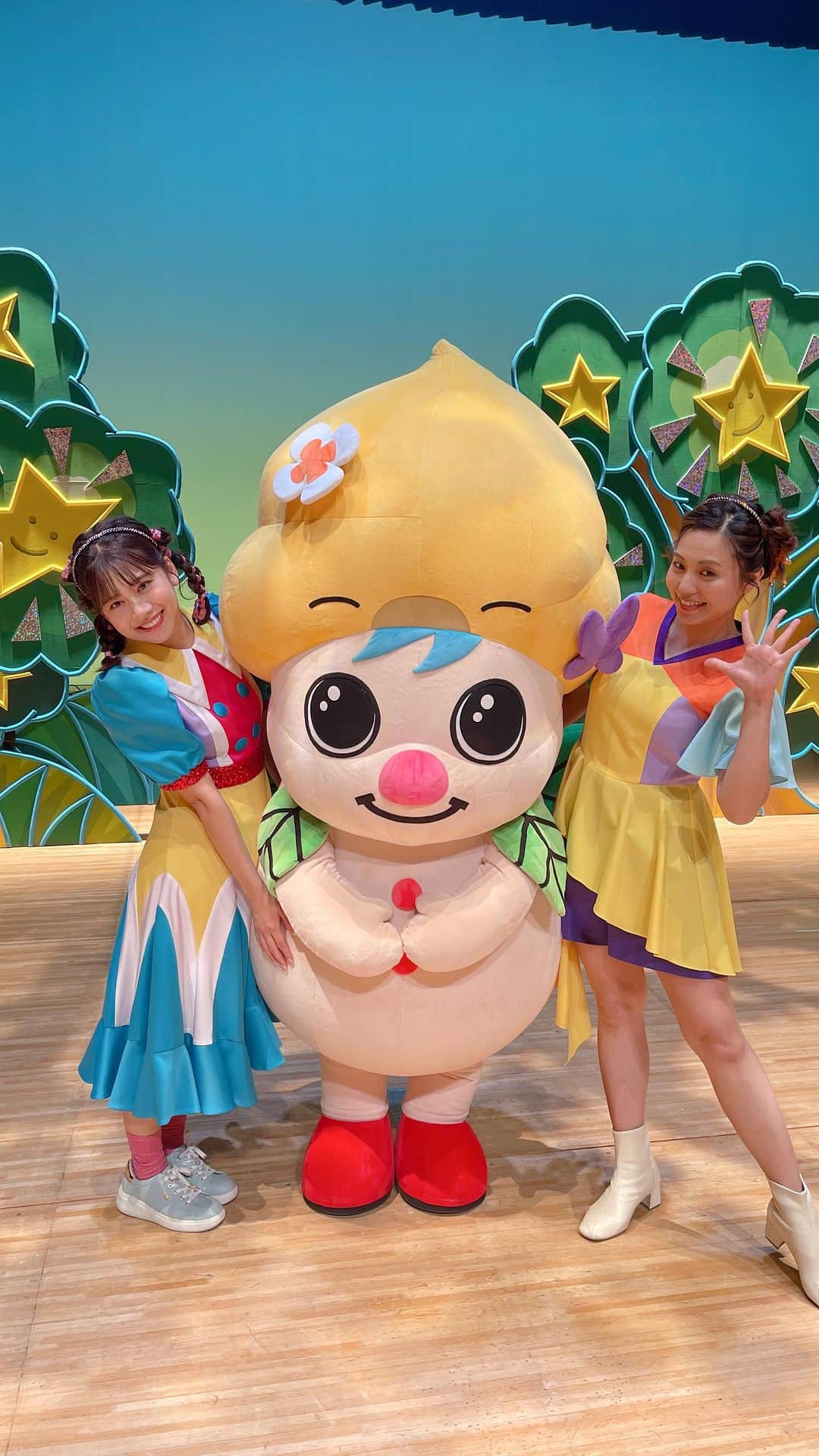 上原りさのインスタグラム：「あつりさとチョッピーの森in鹿児島 無事終了致しました！ お越しくださった皆様、本当にありがとうございました☺️♡ こちらロングバージョンです✨ 西郷さんポーズで纏めてみました🤭 なんだそれ？ってなりますよね笑 実は今日の写真撮影タイムの時に生まれました😆 みんなお気に入りです♪ そして今回からヘアスタイルが変わりました☺️ 後藤さん（@namigoto.hm）がまたまた可愛い髪型を作り出してくださいました♪ 。 またみんなに会えますように✨」